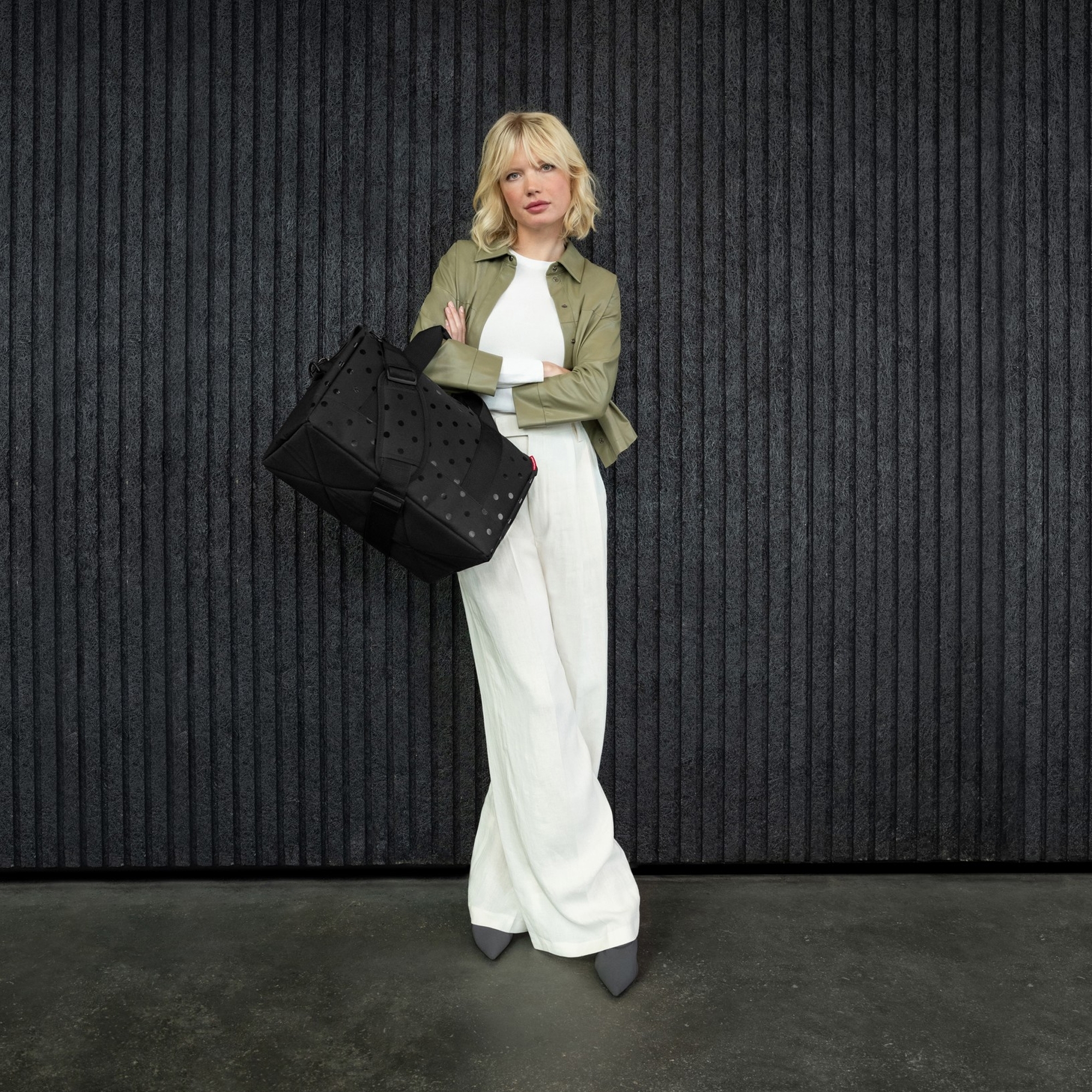 reisenthel - allrounder M - glossy dots black reisenthel - allrounder M - glossy dots black