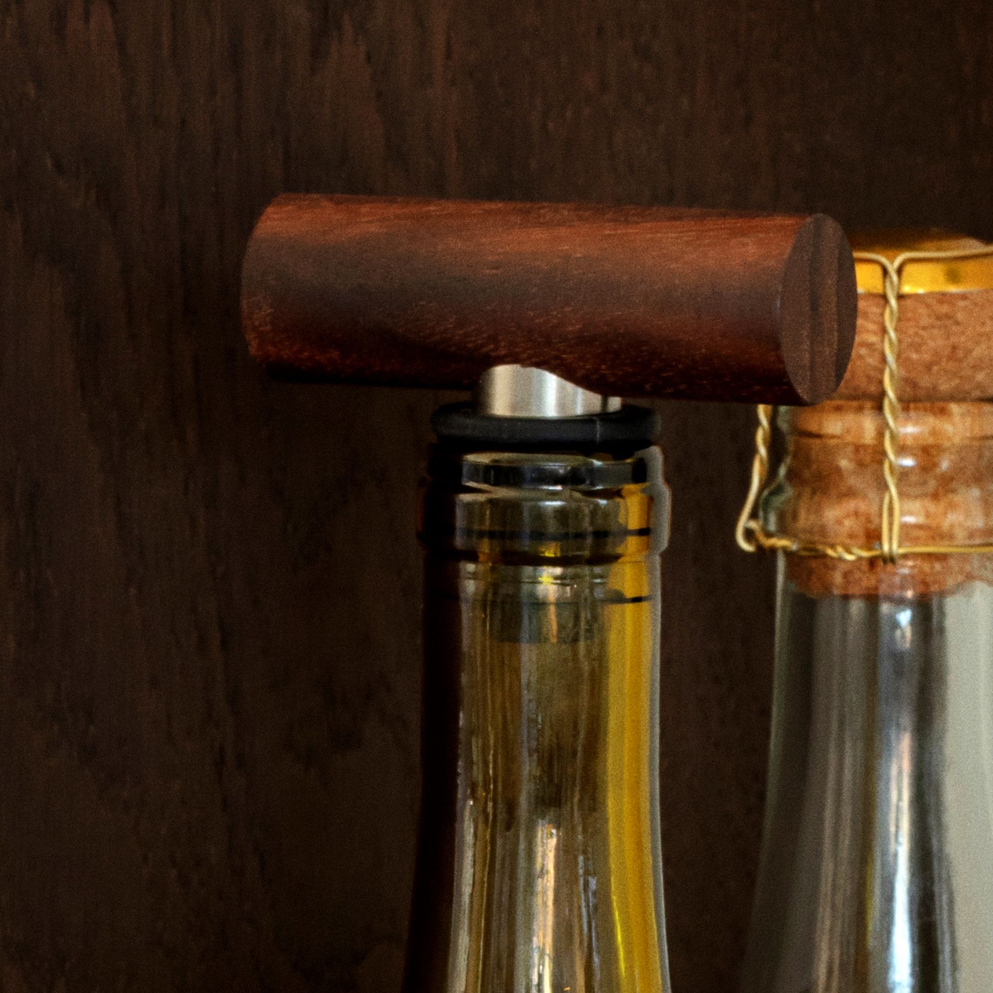 Sektflasche mit hochwertigem Holzflaschenverschluss