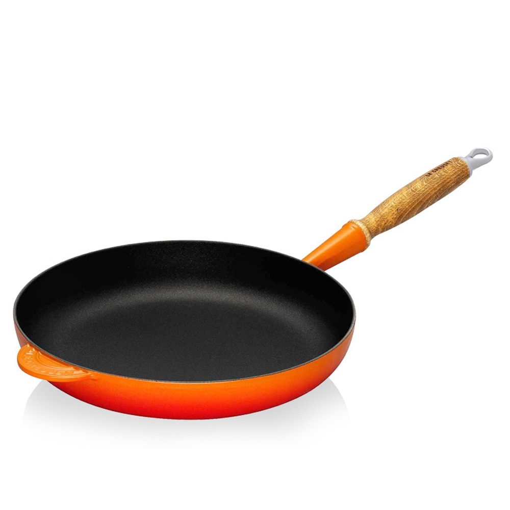 Le Creuset - Frypan with wooden handle 26 cm - Flame Le Creuset - Frypan with wooden handle 26 cm - Flame