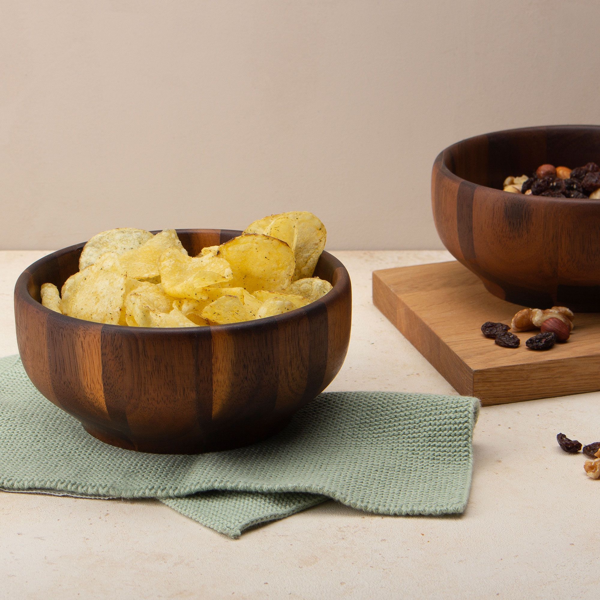 Runde Holzschale mit Chips auf Textilunterlage