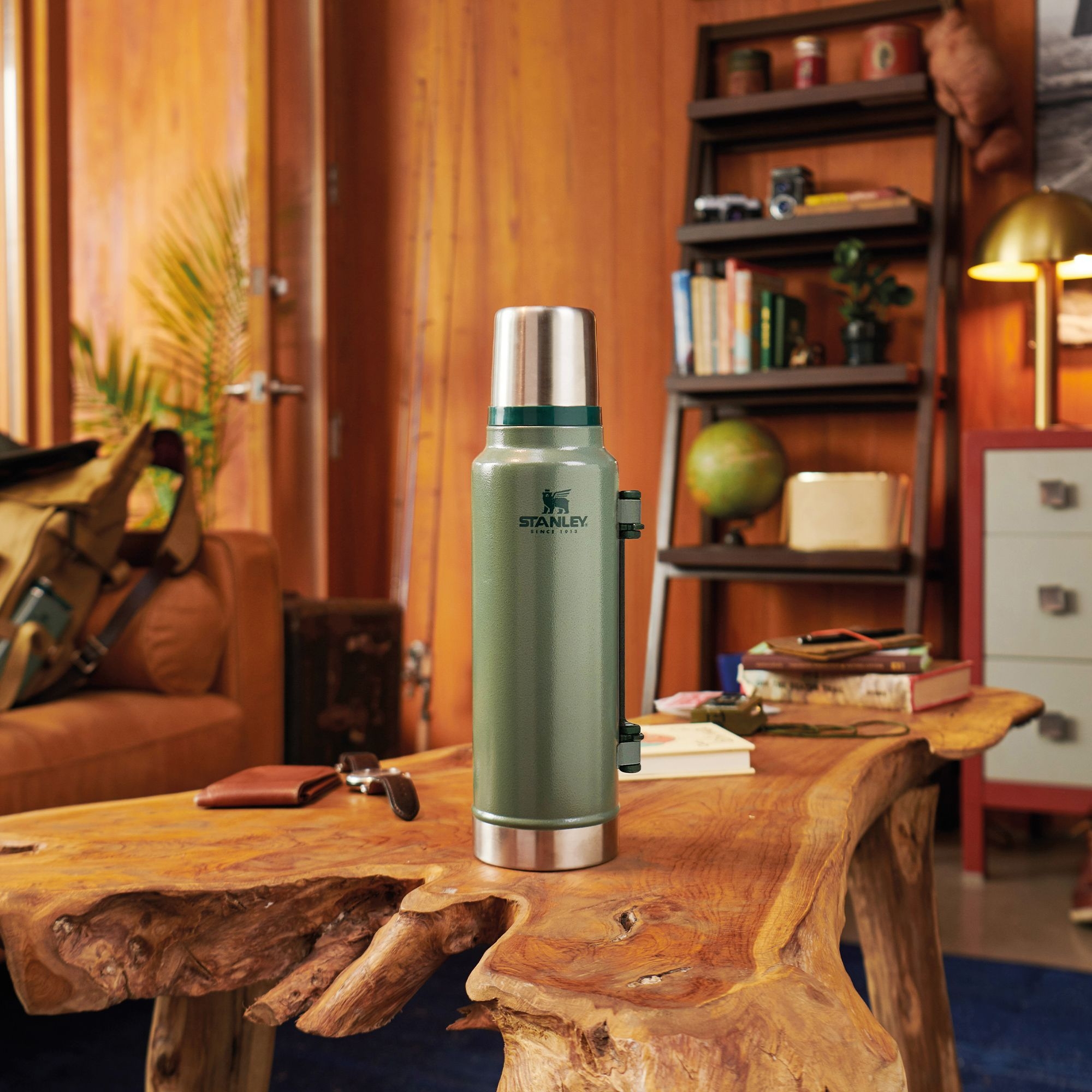Stanley - Classic Isolierflasche - 2,3 L - Hammertone Green