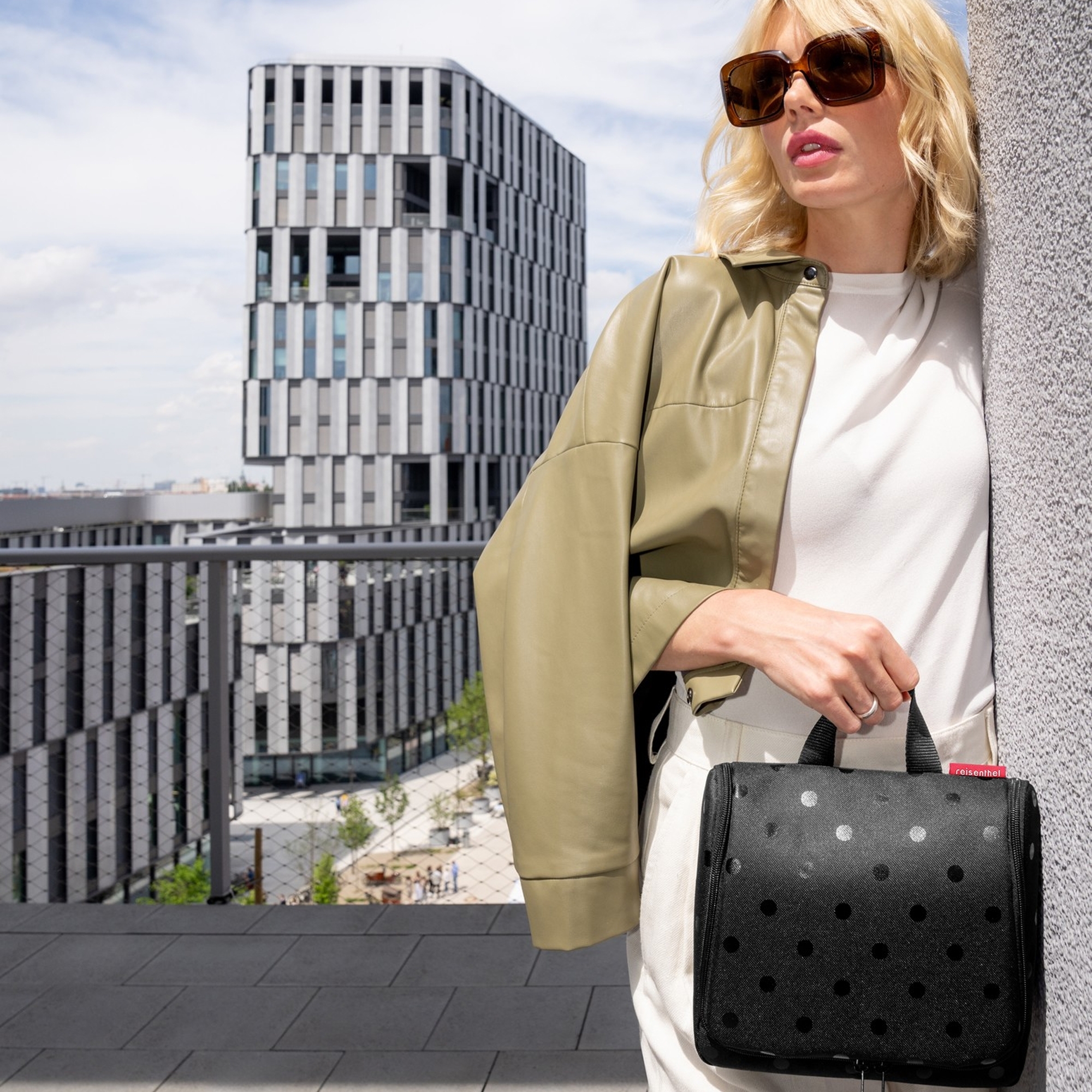 reisenthel - toiletbag XL - glossy dots black reisenthel - toiletbag XL - glossy dots black