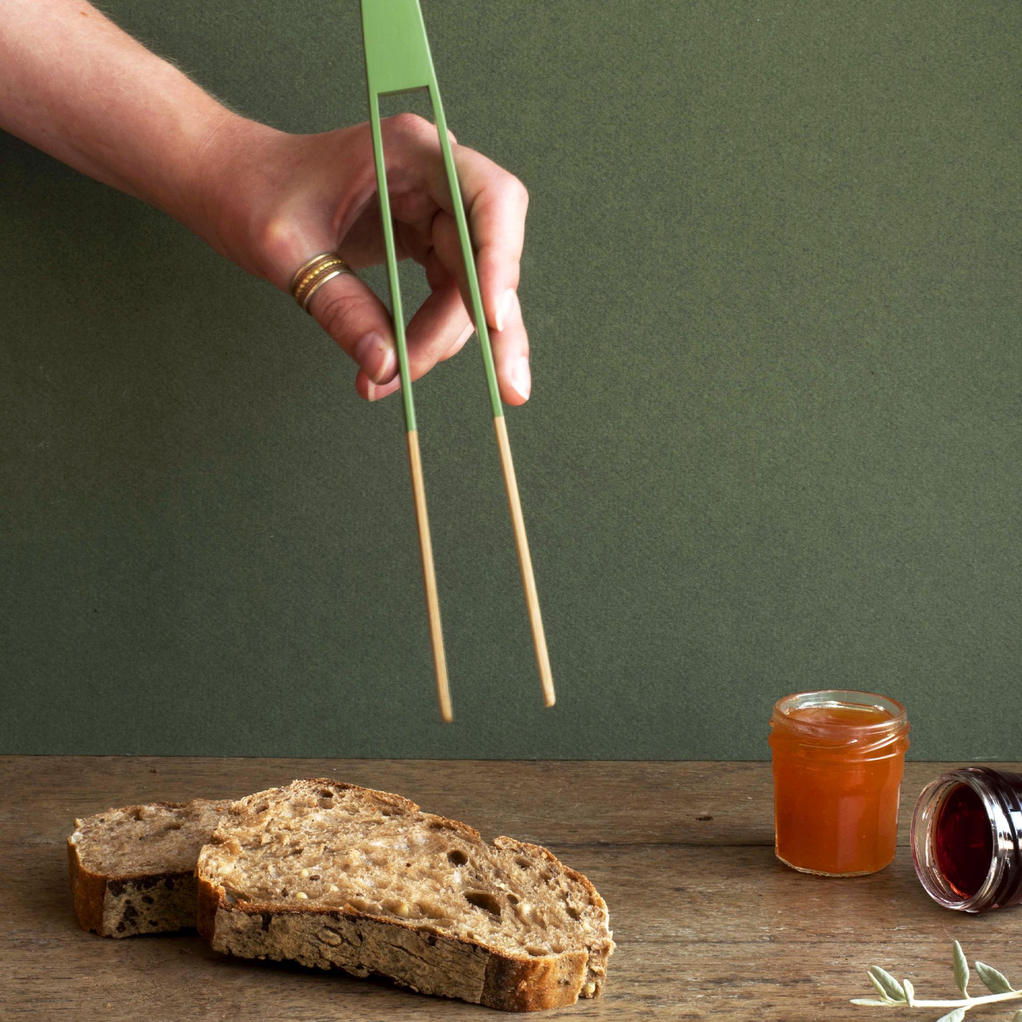 Pebbly - Magnetic Toast Tongs 24 cm - Bamboo COSY