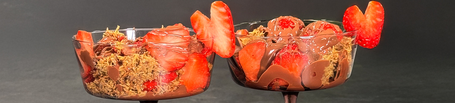 Dessert mit Erdbeeren, Schokolade und Knuspercrunch