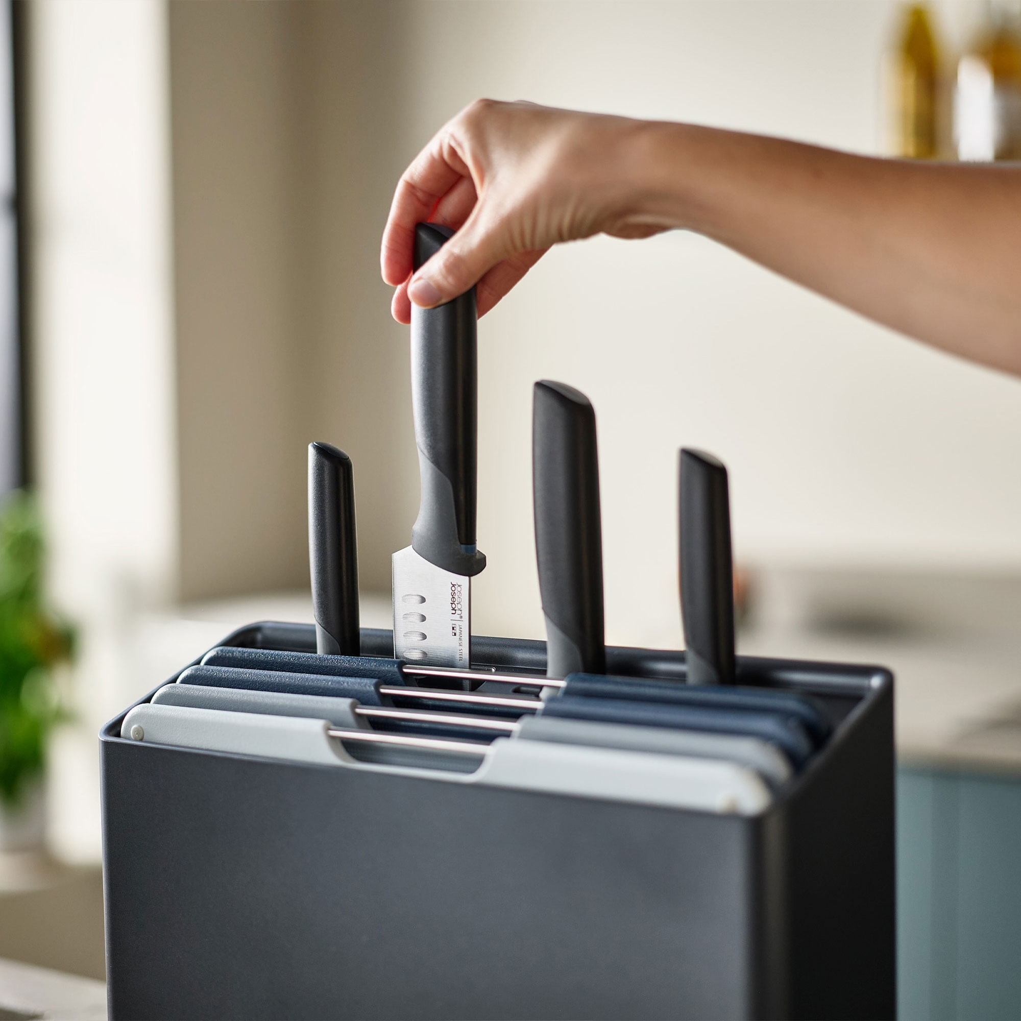 Joseph Joseph - Folio™ Plus 8-piece knife and chopping board set - Graphit Joseph Joseph - Folio™ Plus 8-piece knife and chopping board set - Graphit