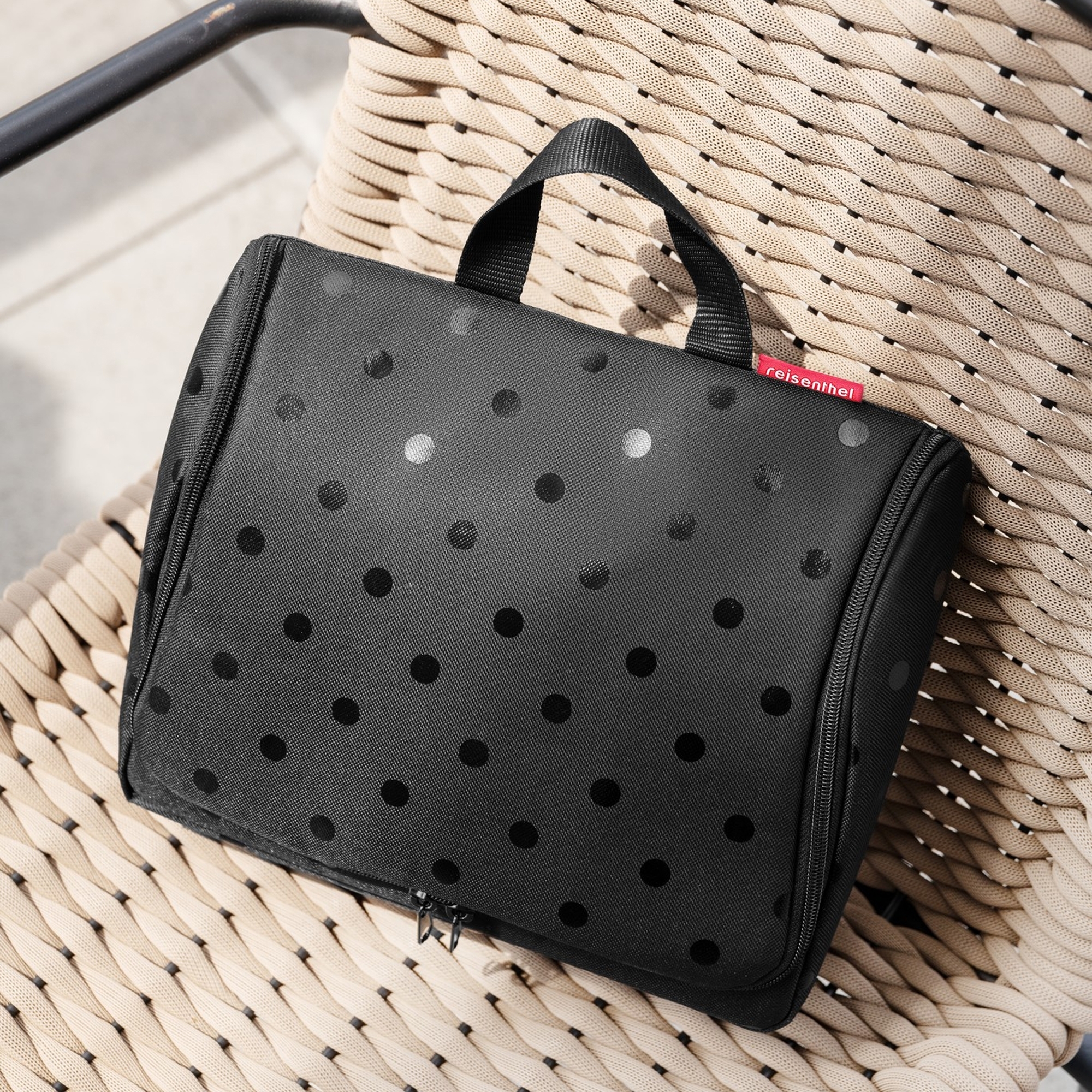 reisenthel - toiletbag XL - glossy dots black reisenthel - toiletbag XL - glossy dots black