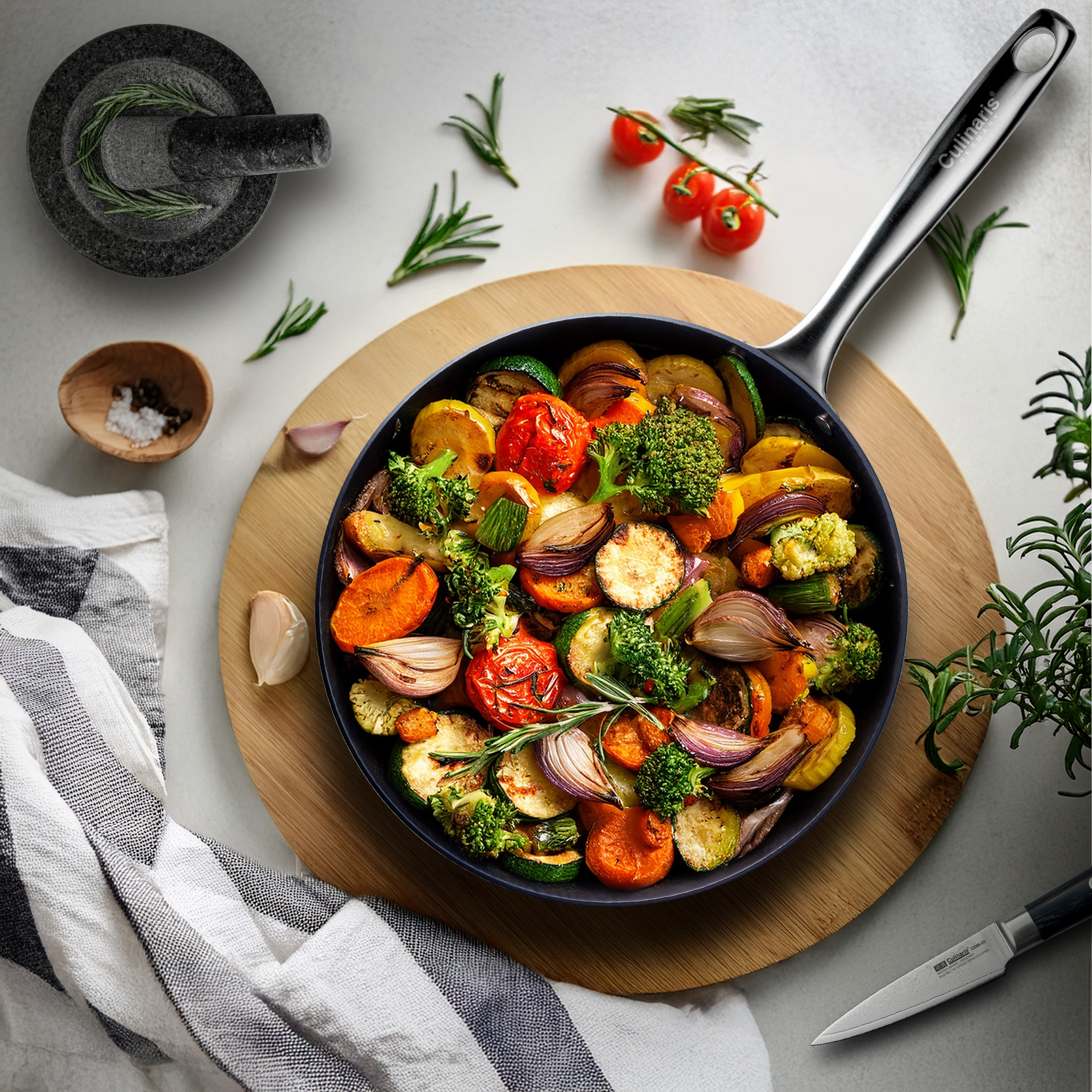 Bratpfanne mit gebratenem Gemüse und Rosmarin