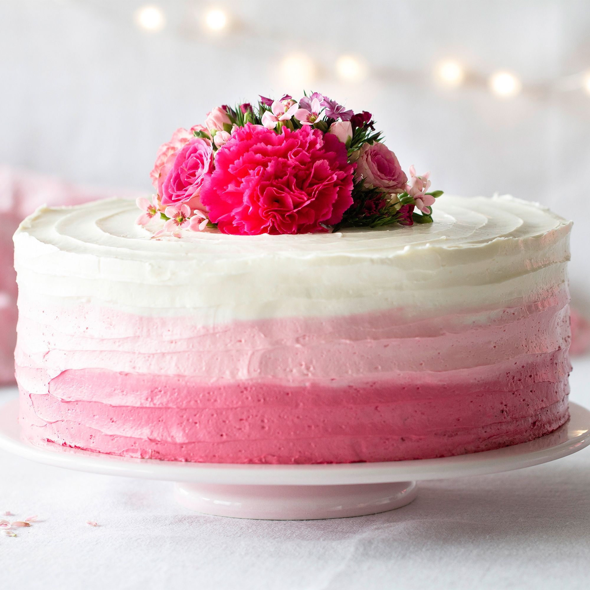 Runde Ombre Torte mit rosa Blüten