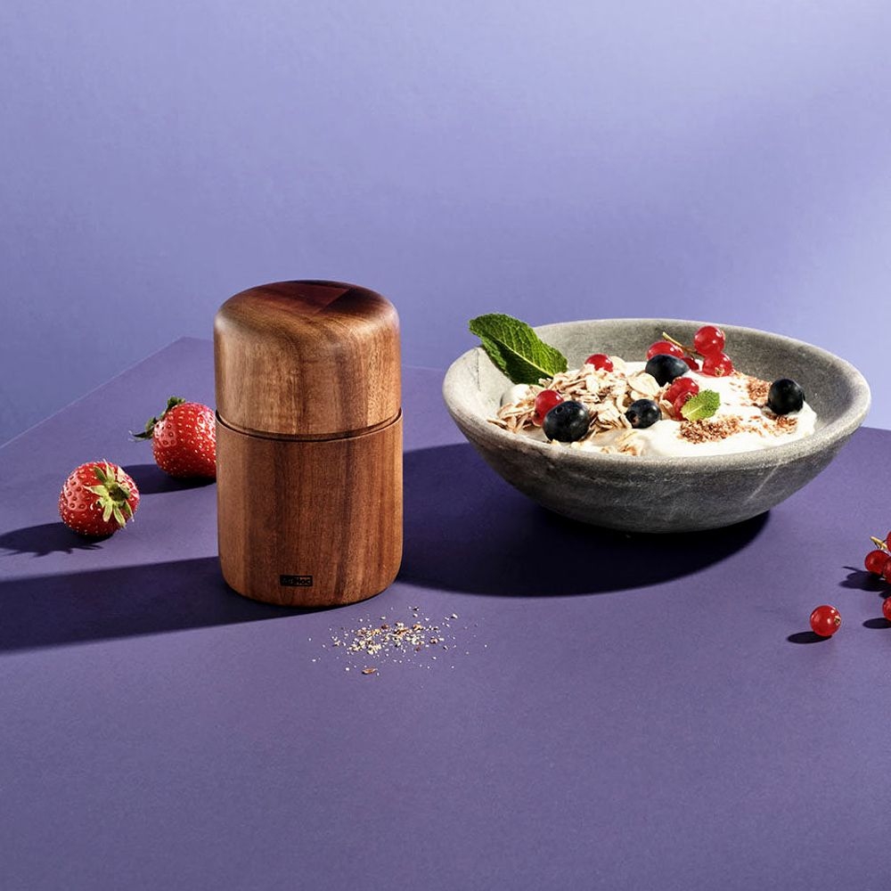 AdHoc Leinsamen- / Sesammühle Seedo neben Müsli