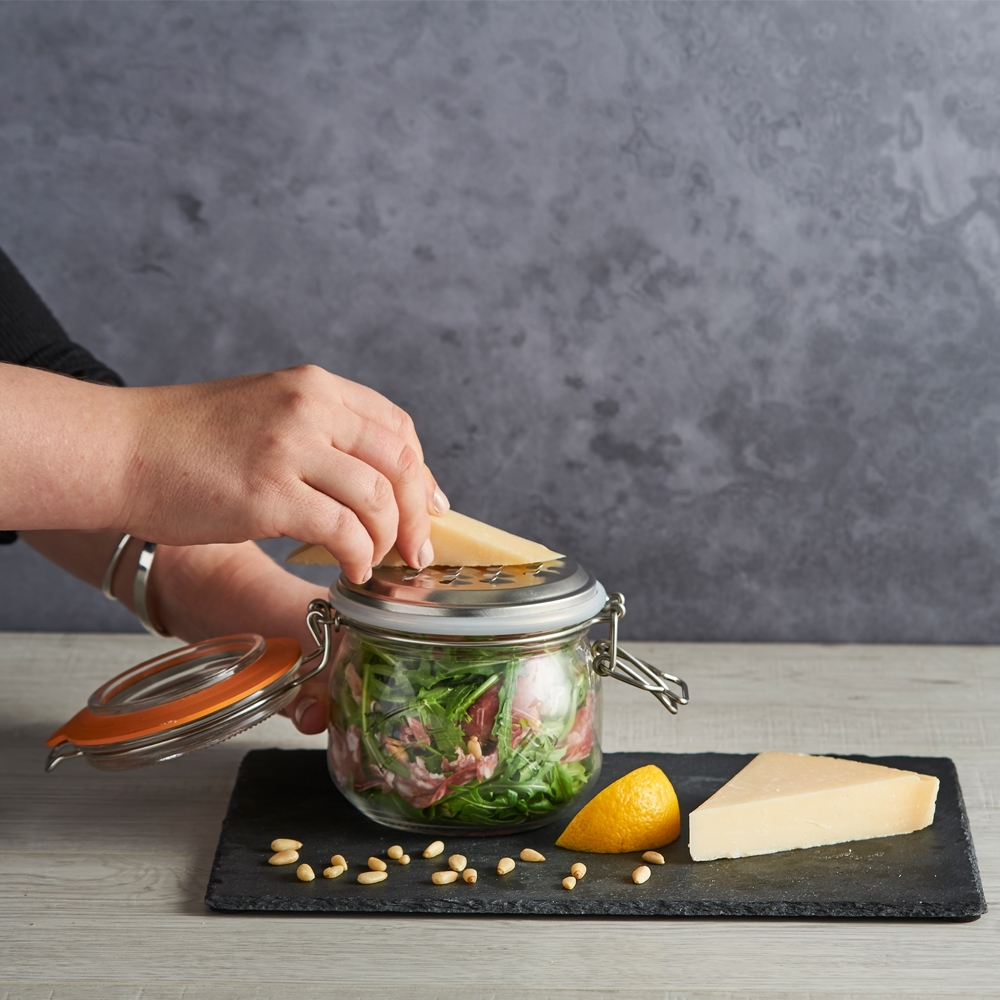 Kilner - 2 in 1 stainless steel grater with swing-top jar - 500 ml Kilner - 2 in 1 stainless steel grater with swing-top jar - 500 ml