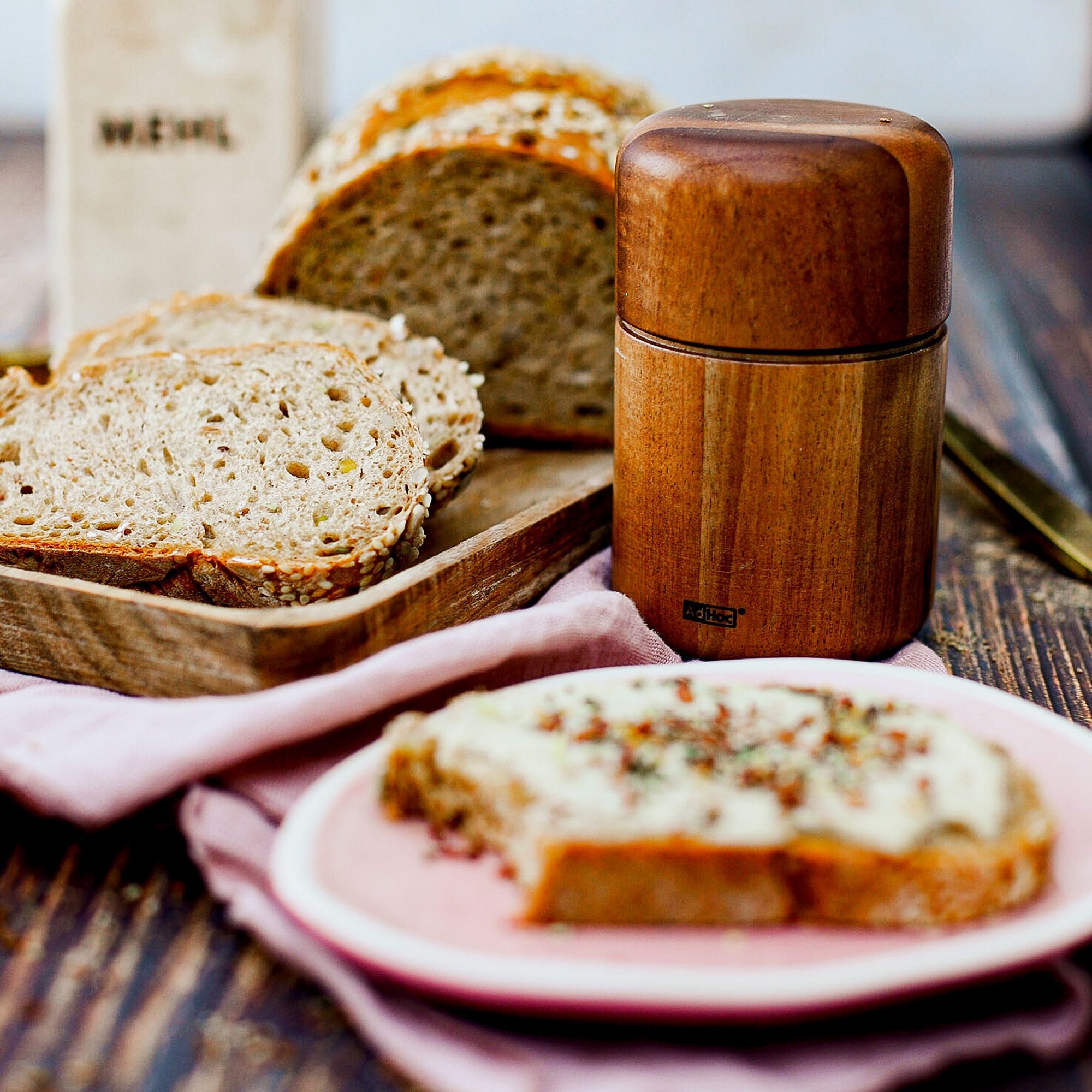 AdHoc Seedo Leinsamen- und Sesammühle neben Brot