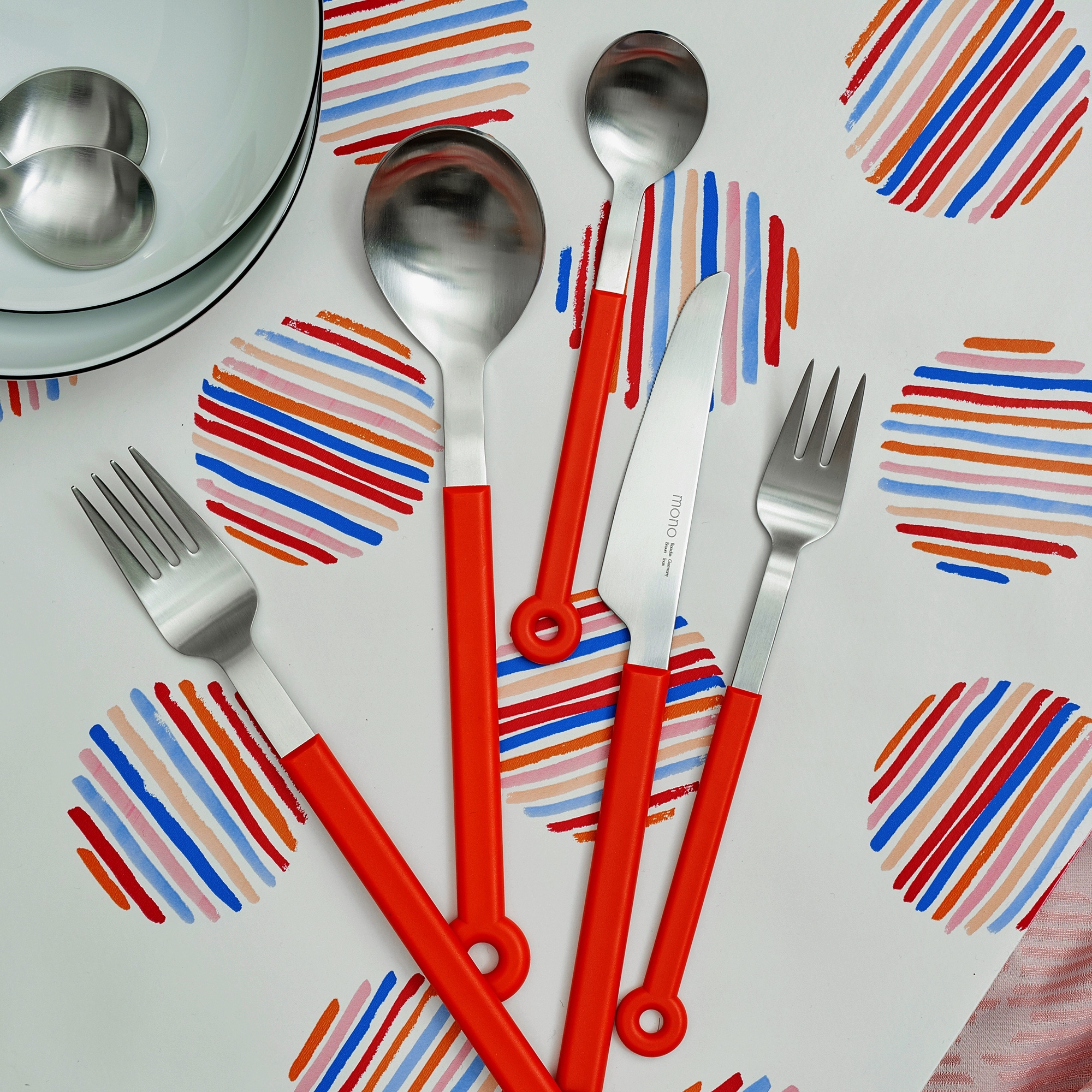 Modernes Edelstahl-Besteck mit roten Griffen