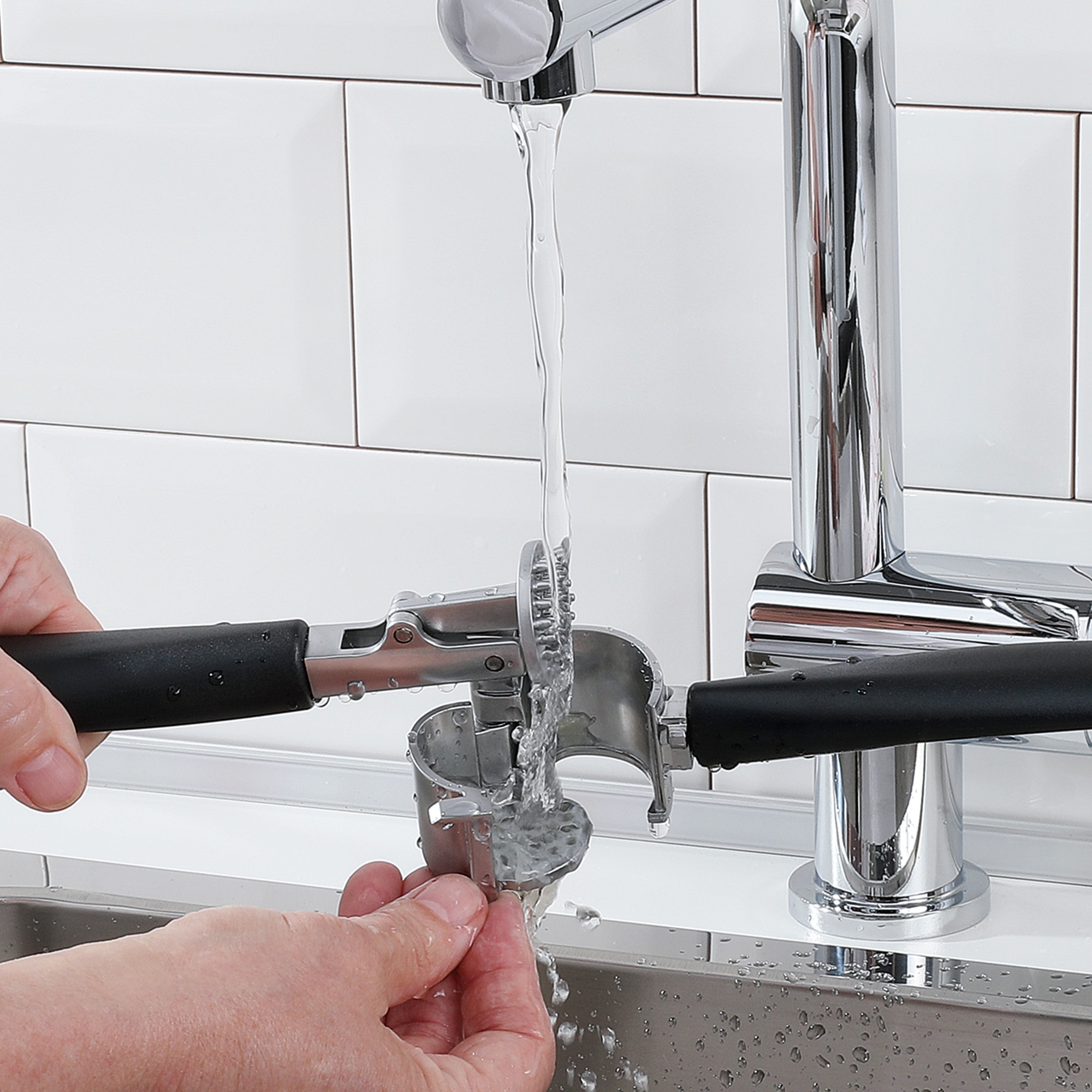 Geöffnete Küchenprofi Knoblauchpresse PROFILE unter Wasserha