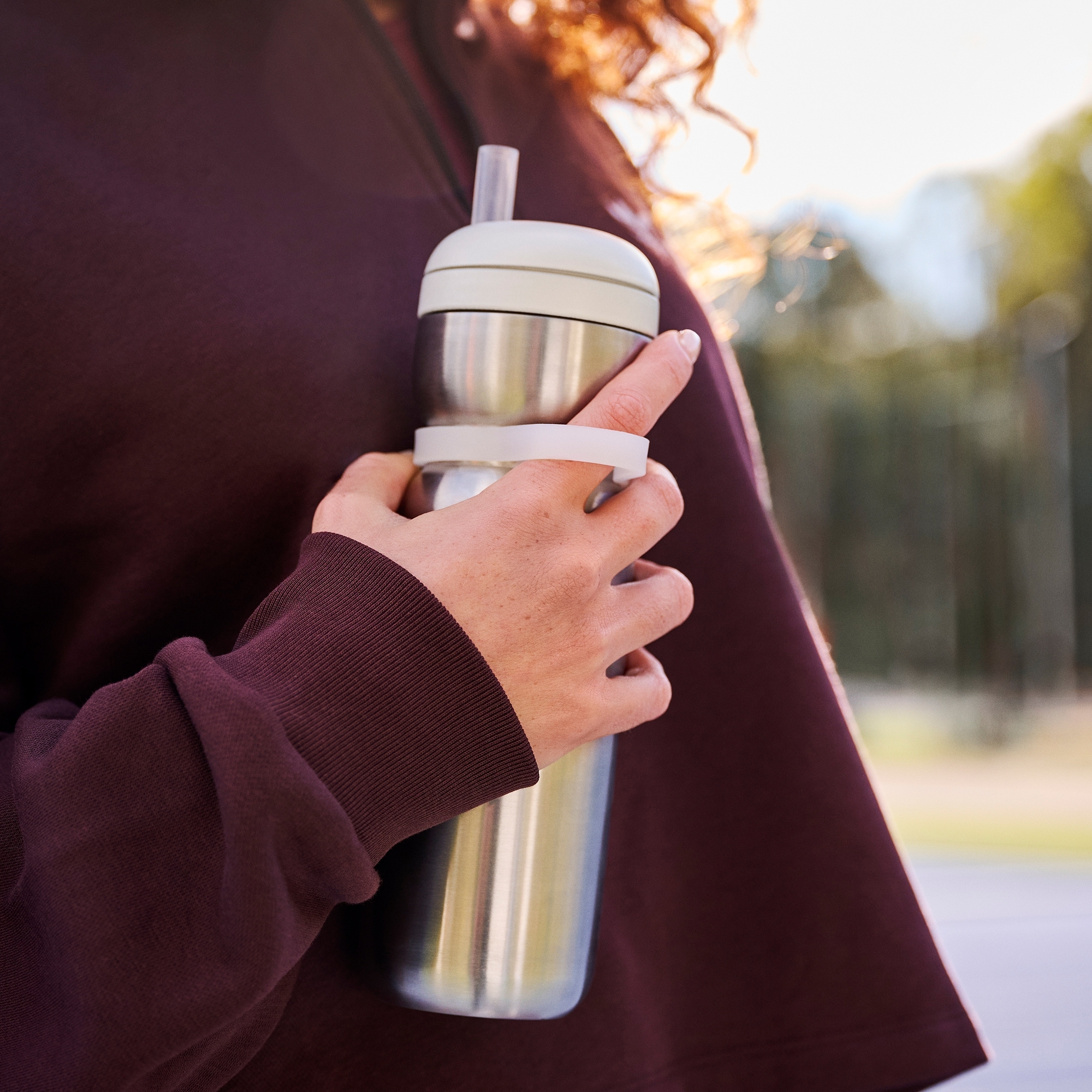 Mepal Twist Sportflasche 600 ml ceramic white in der Hand