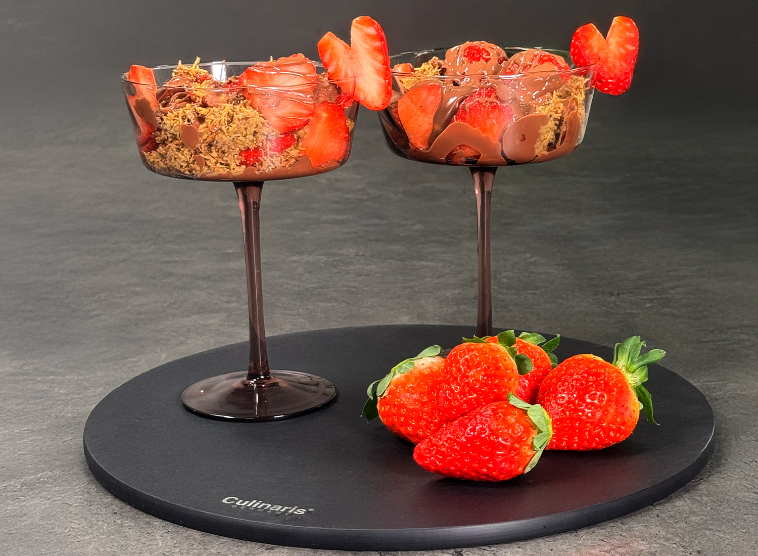 Zwei Dessertgläser mit Schokocreme und frischen Erdbeeren