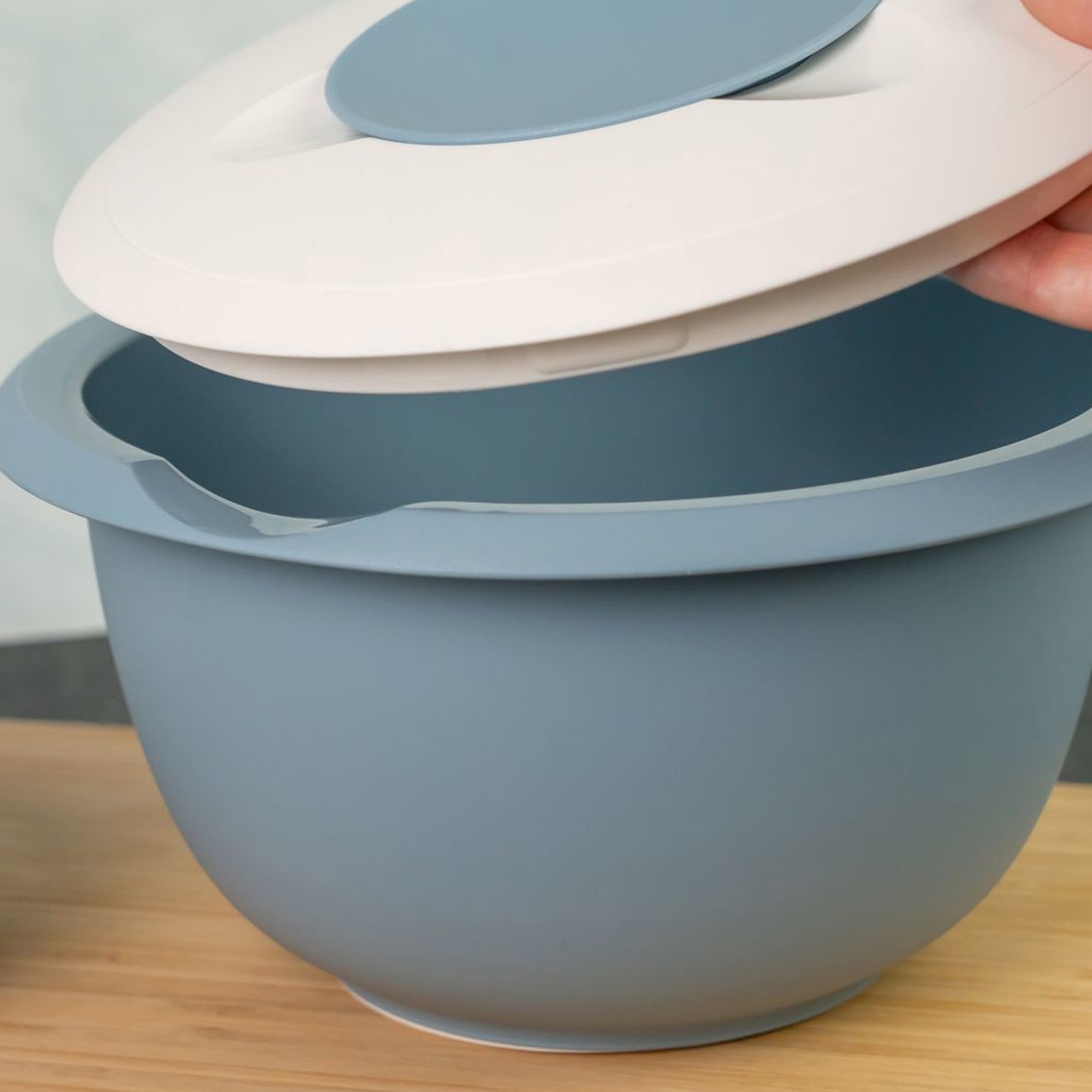Westmark 2.5 l blue/white mixing bowl with split lid on coun
