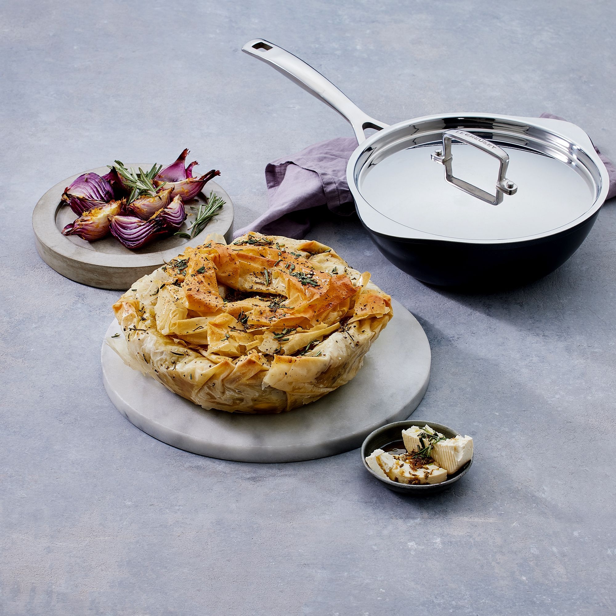 Le Creuset - Toughened Non-Stick Chef's Pan with Pouring Spouts + Lid 24 cm Le Creuset - Toughened Non-Stick Chef's Pan with Pouring Spouts + Lid 24 cm