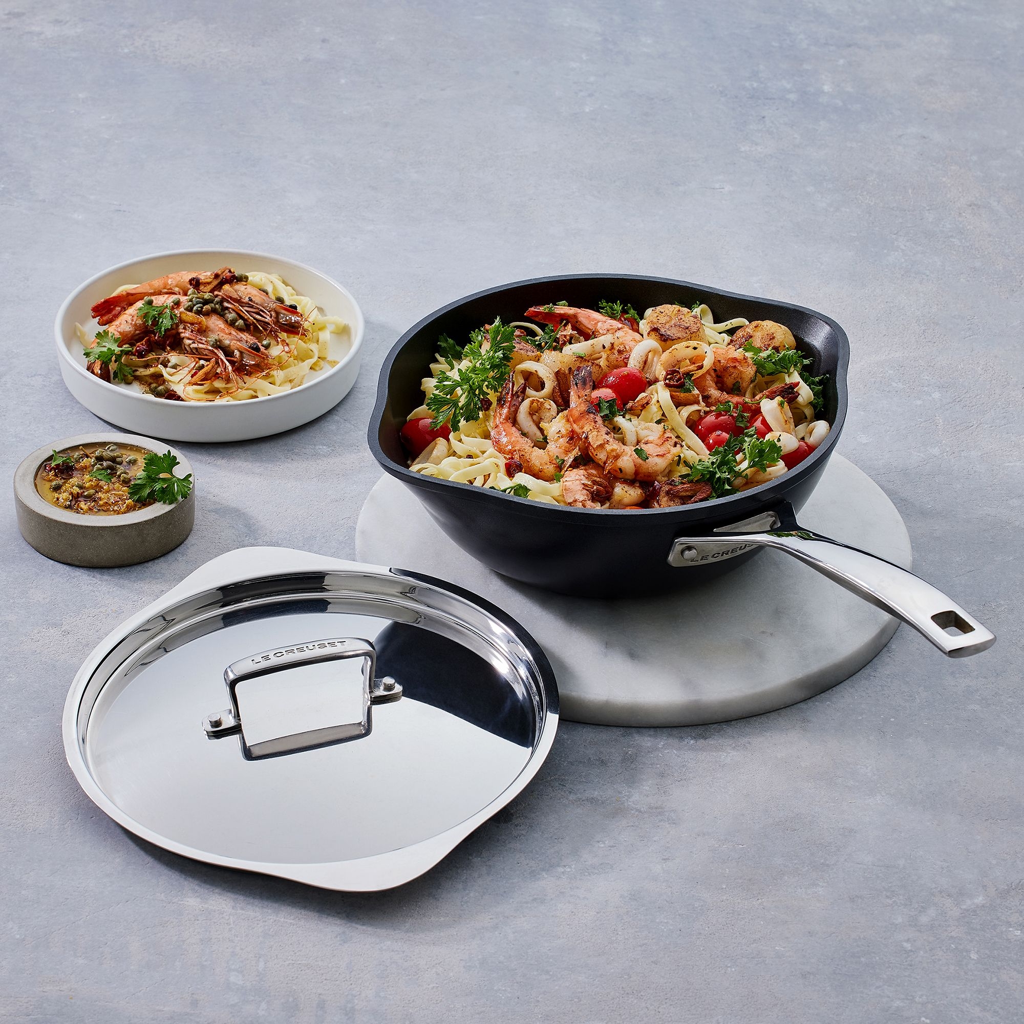 Le Creuset - Toughened Non-Stick Chef's Pan with Pouring Spouts + Lid 24 cm Le Creuset - Toughened Non-Stick Chef's Pan with Pouring Spouts + Lid 24 cm