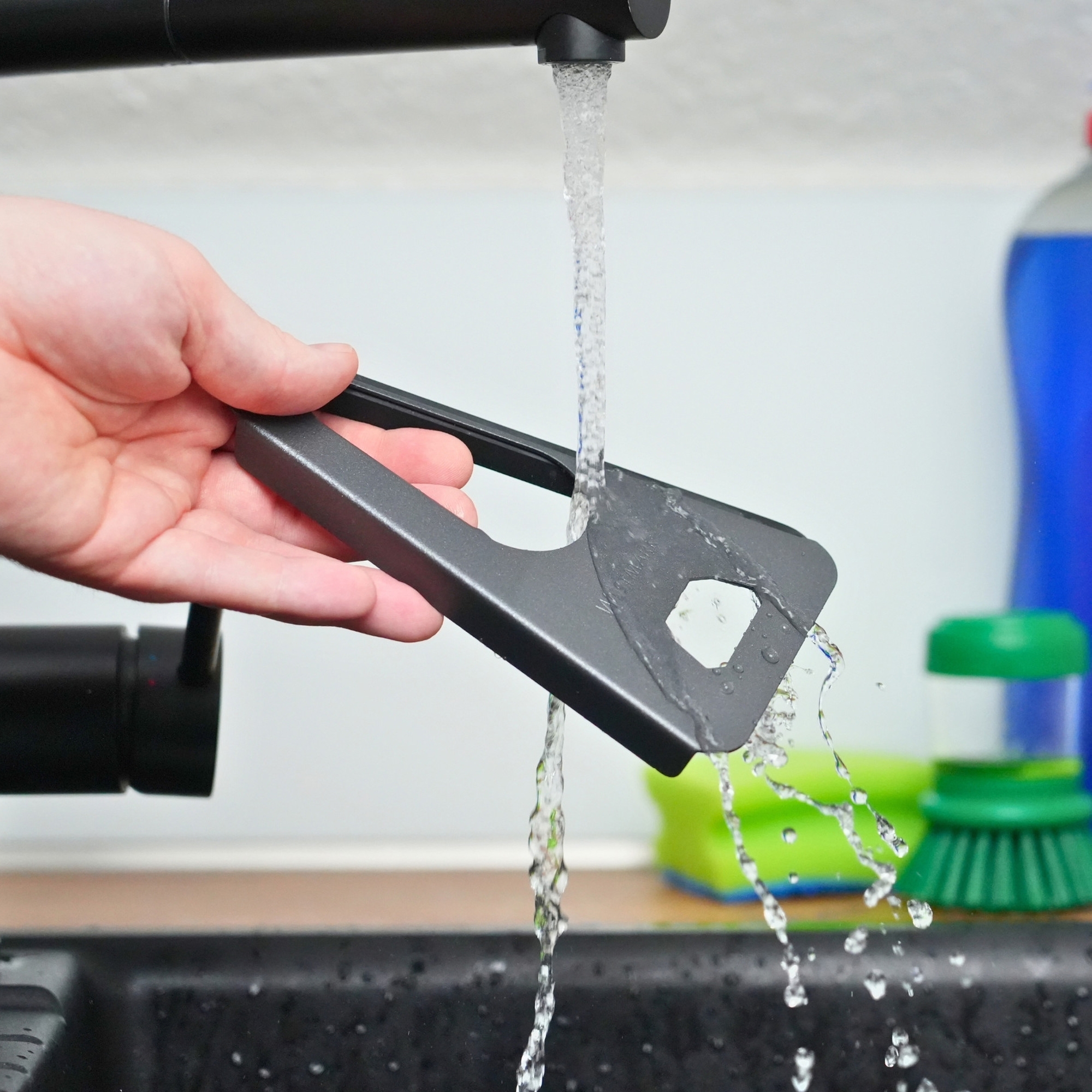 Westmark Twist Black Edition multi opener under water