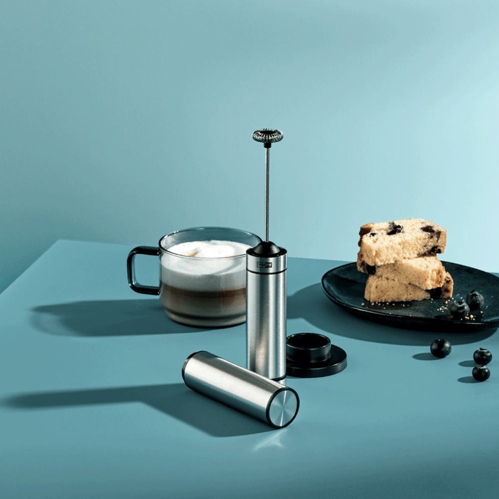 AdHoc RAPIDO milk frother next to latte macchiato