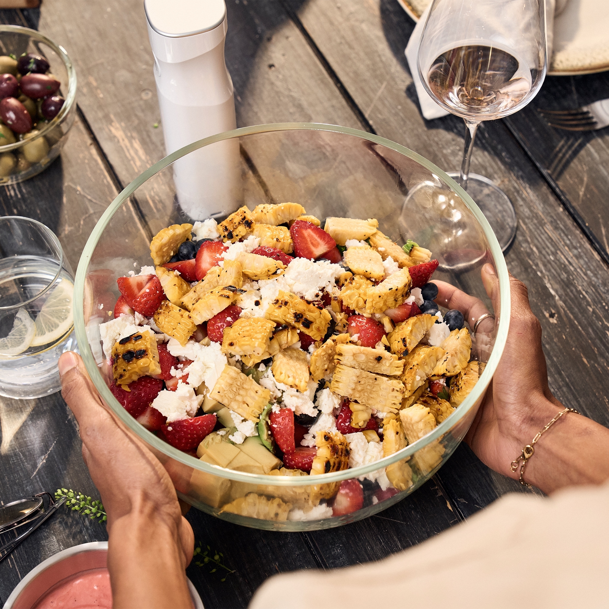 Großer Salat mit Mais, Erdbeeren und Feta im Glas
