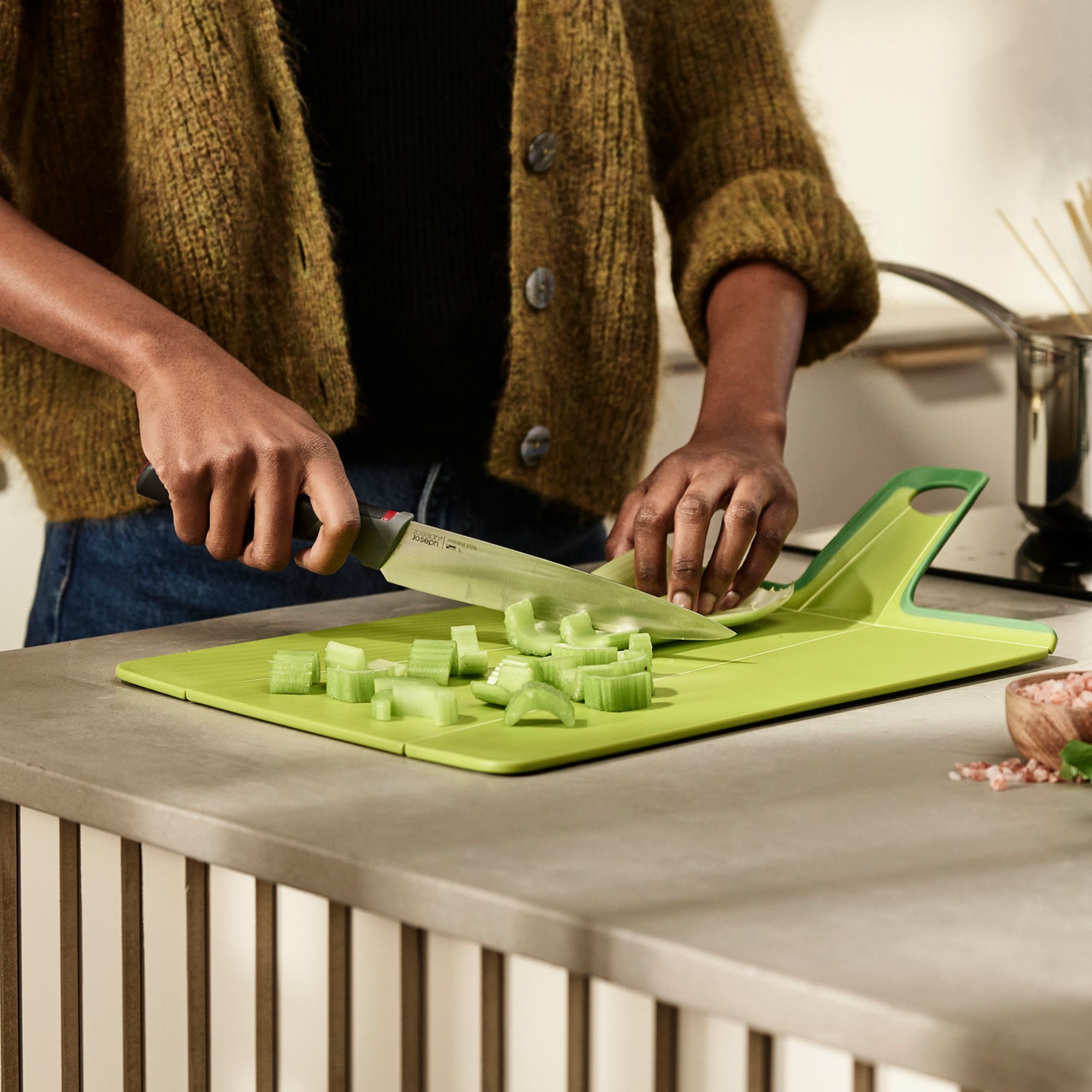 Joseph Joseph - Chop2Pot™ Plus - Foldable Chopping Board - Regular Joseph Joseph - Chop2Pot™ Plus - Foldable Chopping Board - Regular