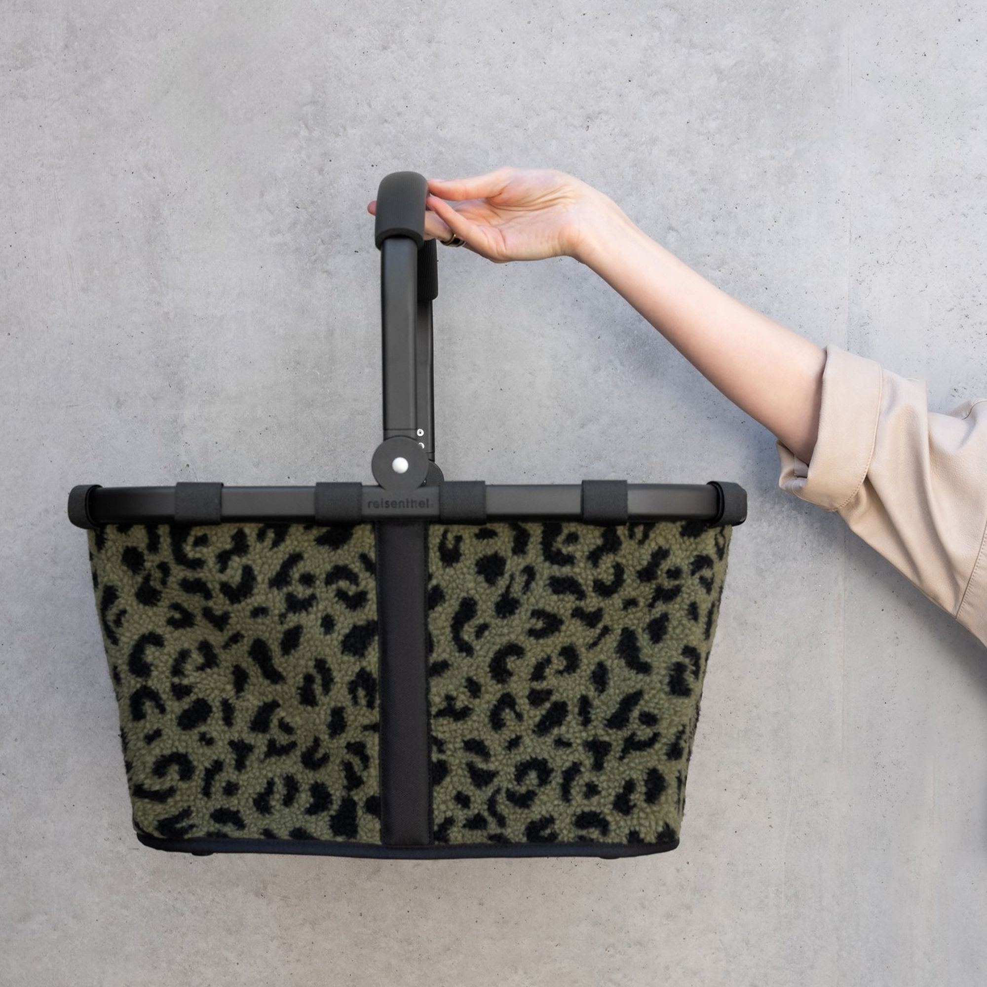 Einkaufskorb mit Leopardenmuster aus Fleece mit schwarzem Gr