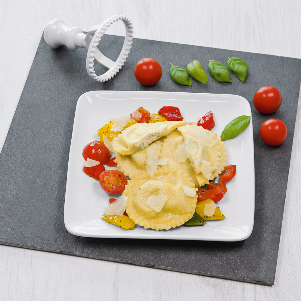 Gefüllte Ravioli mit Gemüse und Parmesanflocken