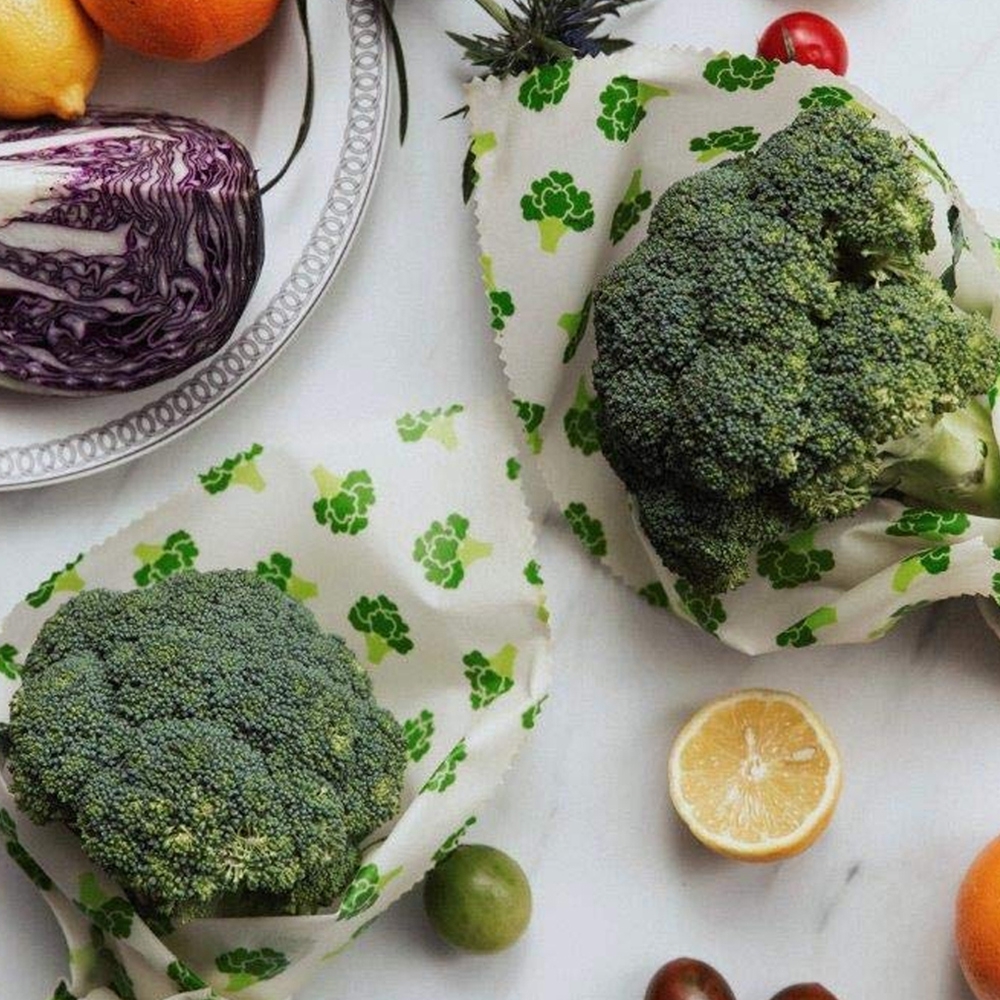 Nuts - Beeswax - different decors - 5 pieces Nuts - Beeswax - different decors - 5 pieces