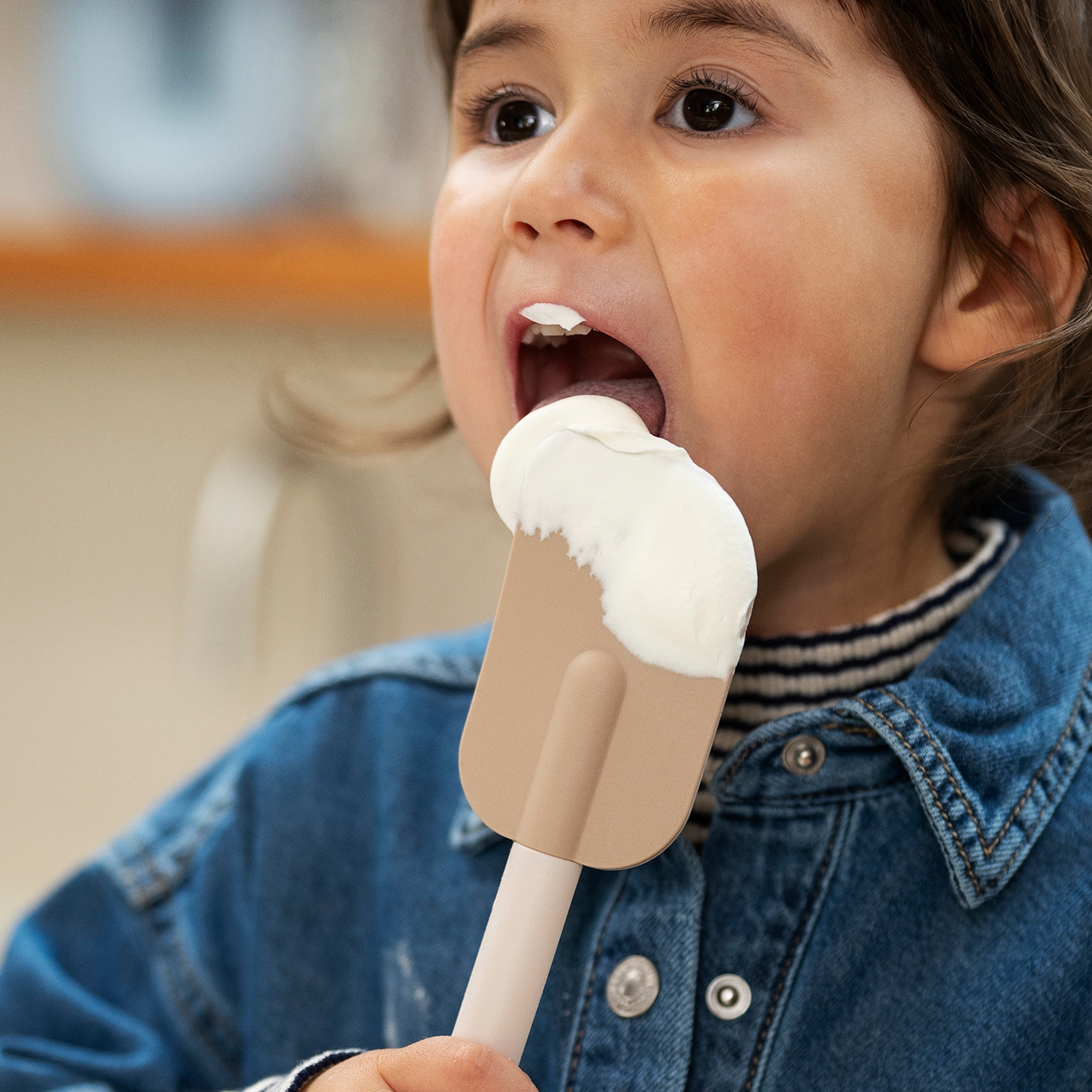 Kind leckt Teig vom Mepal Chef It Teigschaber klein chalk