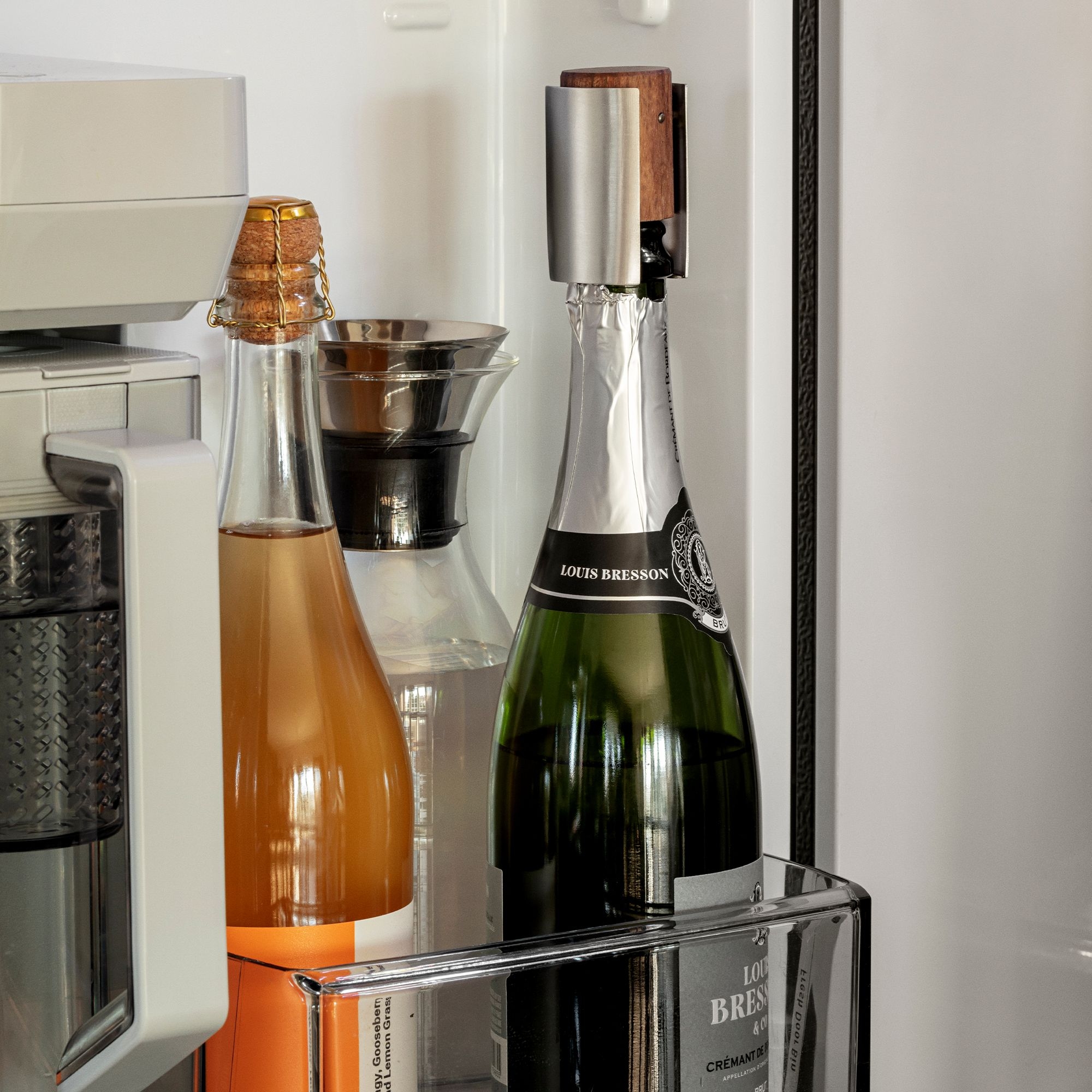 Getränkeflaschen stehend im Kühlschrankfach