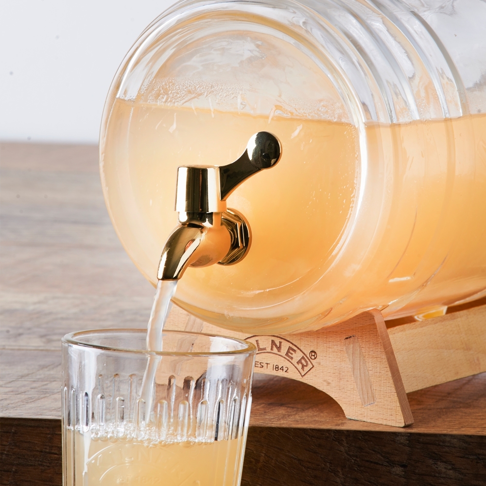 Kilner - Beverage dispenser with tap, measuring cup and wooden stand - 3.5 L Kilner - Beverage dispenser with tap, measuring cup and wooden stand - 3.5 L