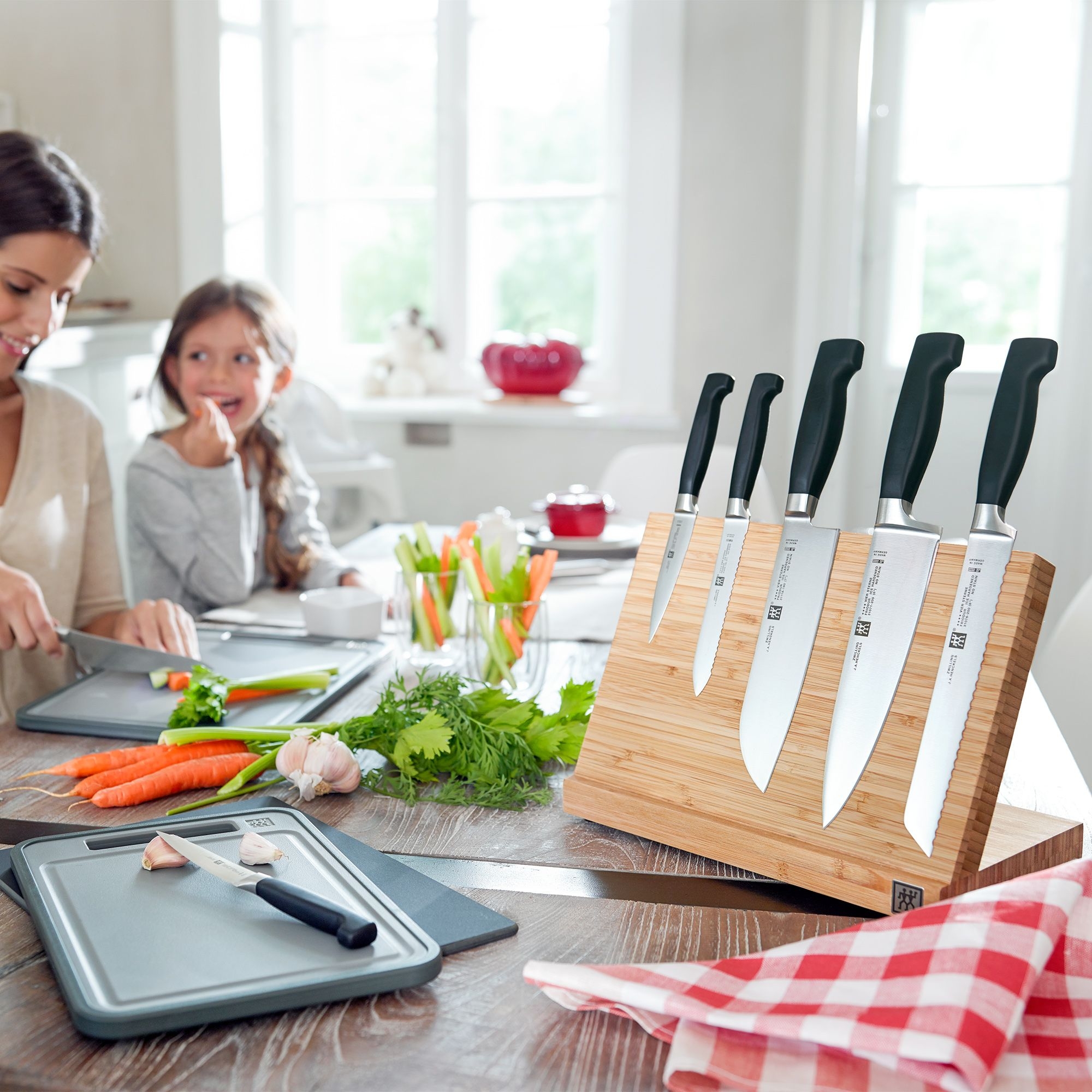 ZWILLING - Santoku mit Kullen | Vier Sterne | 18 cm ZWILLING - Santoku mit Kullen | Vier Sterne | 18 cm