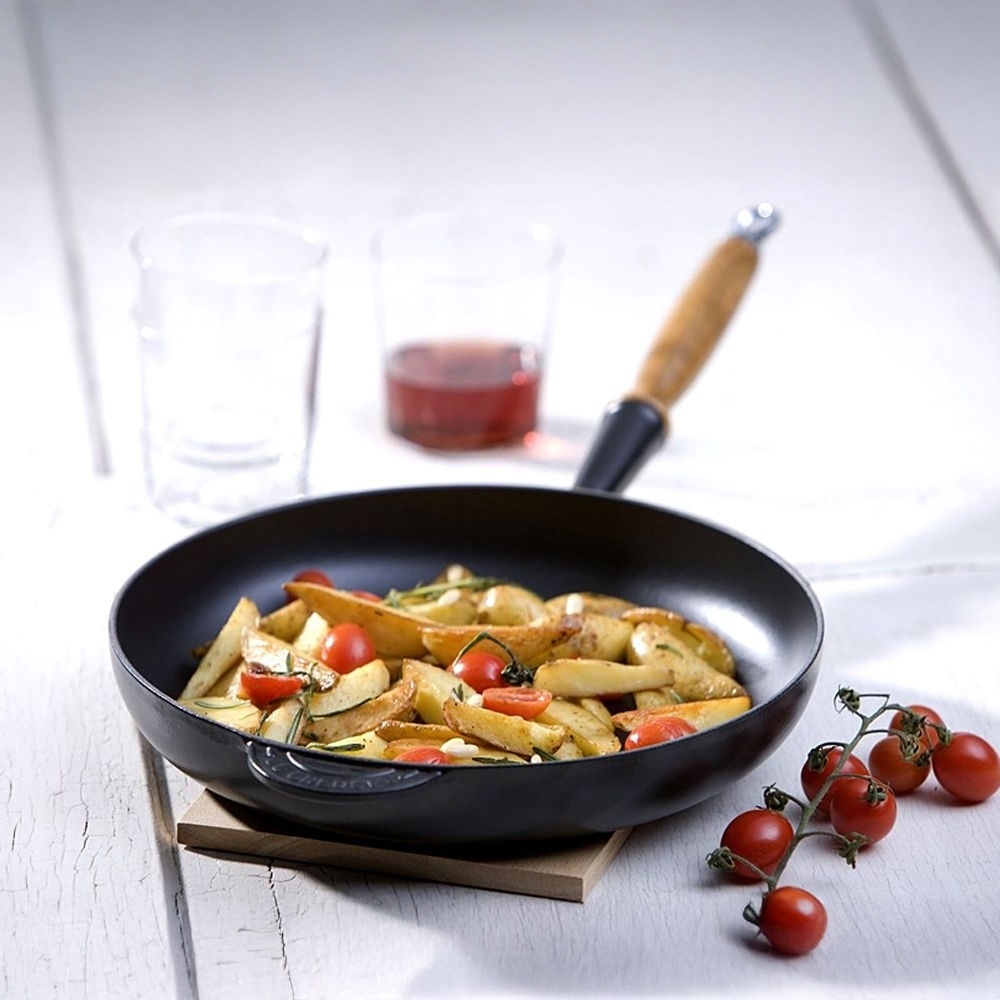 Le Creuset - Frypan with wooden handle - 28 cm Le Creuset - Frypan with wooden handle - 28 cm