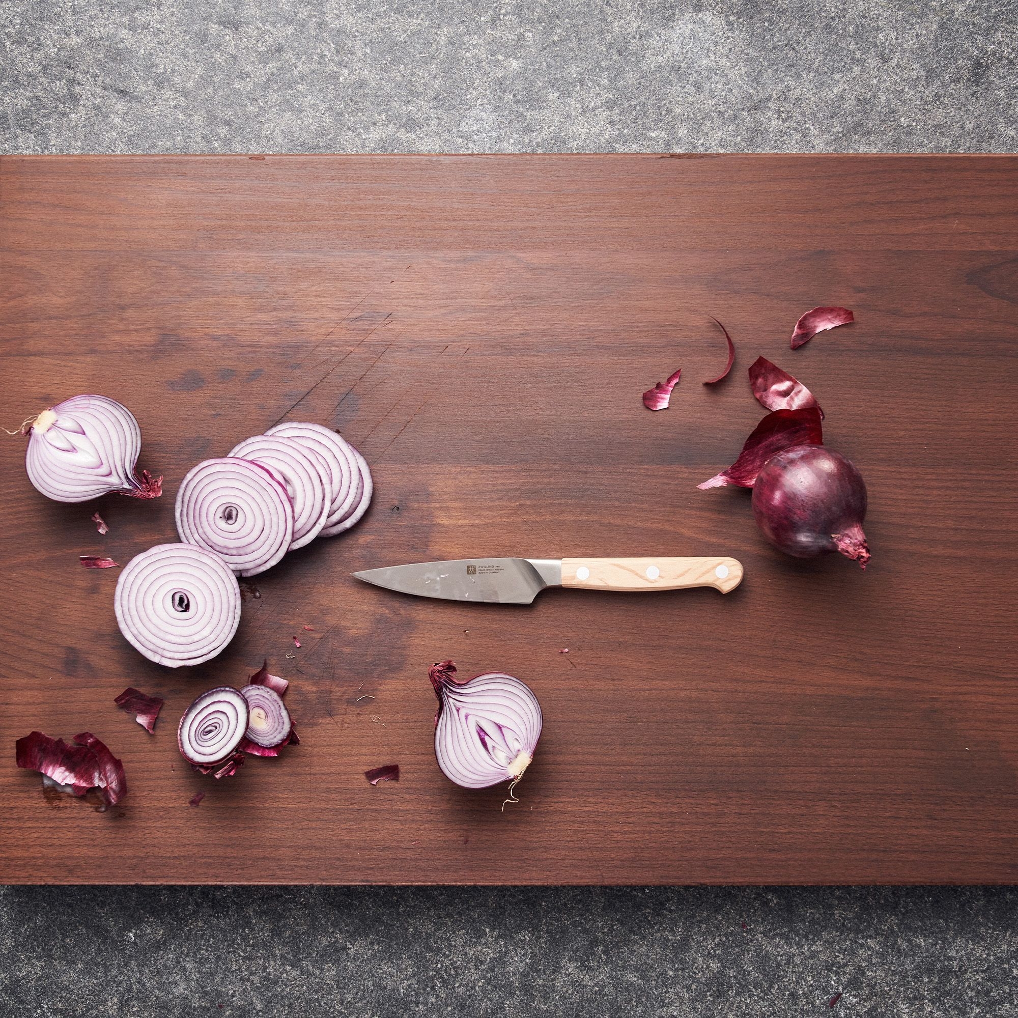 ZWILLING - Paring and garnishing knife | Pro Wood | 10 cm ZWILLING - Paring and garnishing knife | Pro Wood | 10 cm