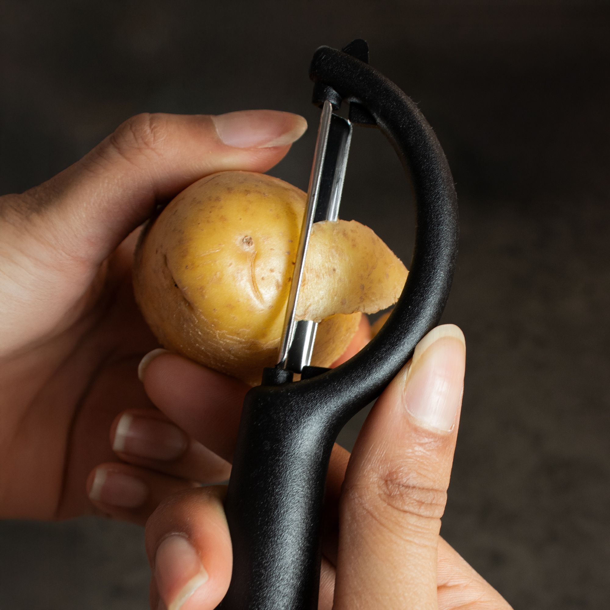 PELARIO Y-peeler by Culinaris peeling a potato