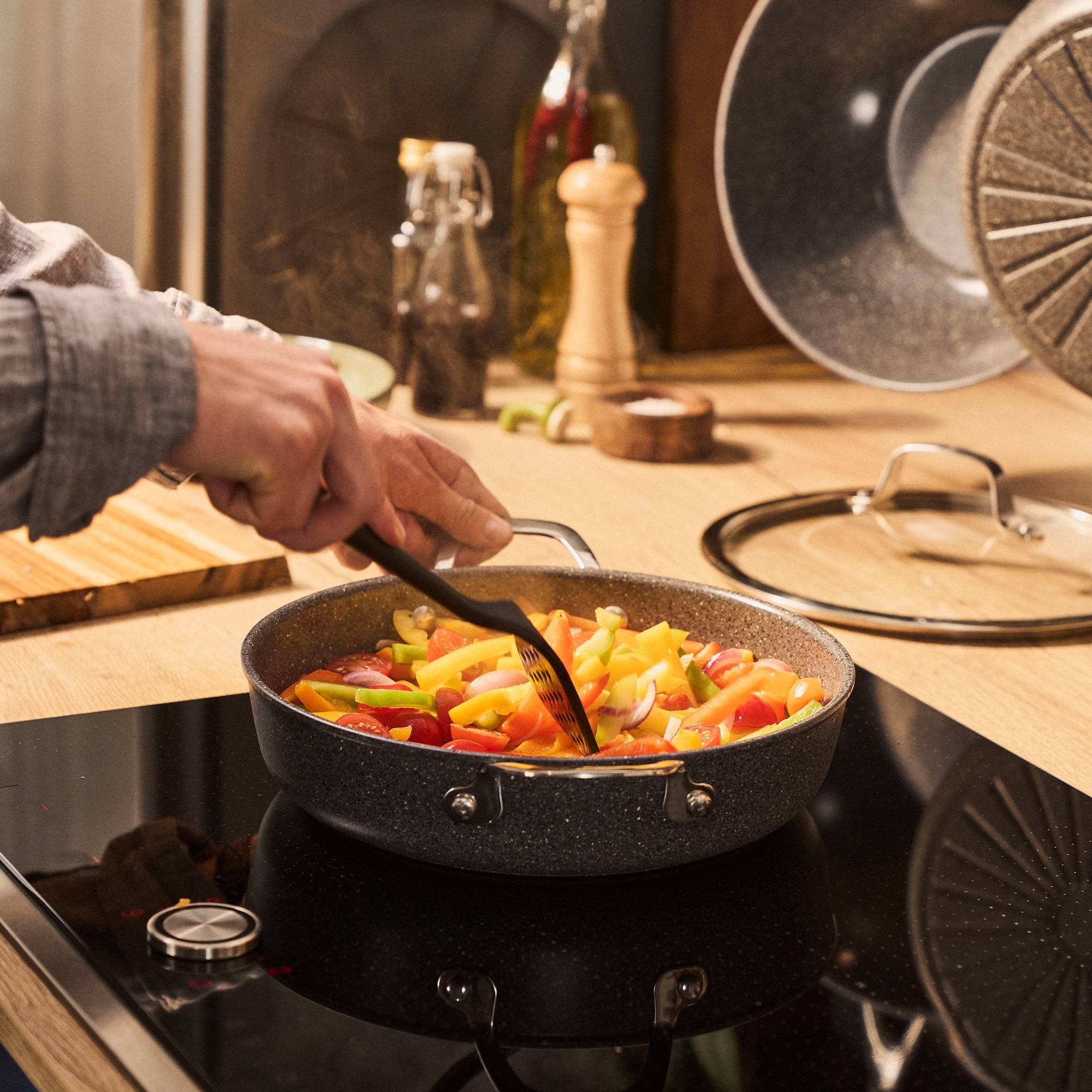 BALLARINI - Serving pan with lid | Salina | 28 cm | titanium-reinforced ceramic non-stick coating BALLARINI - Serving pan with lid | Salina | 28 cm | titanium-reinforced ceramic non-stick coating