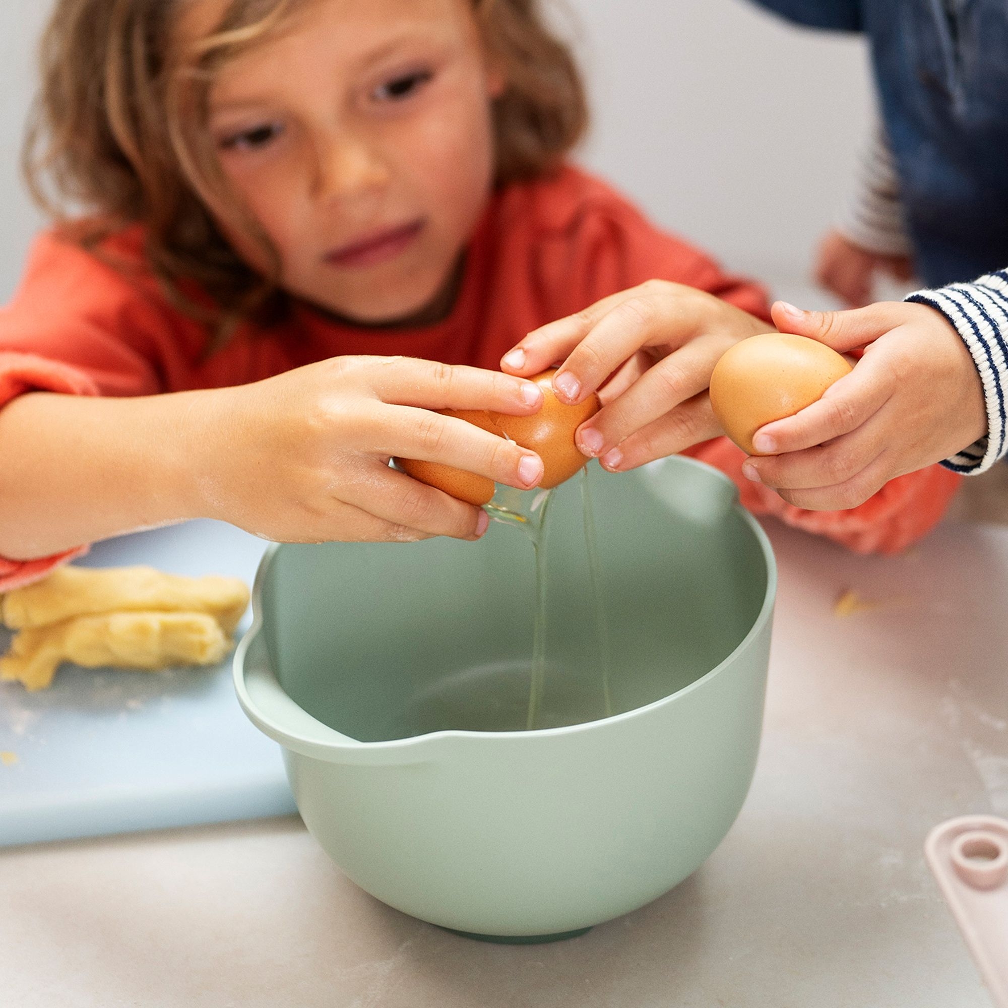 Child baking with Mepal Chef It mixing bowl