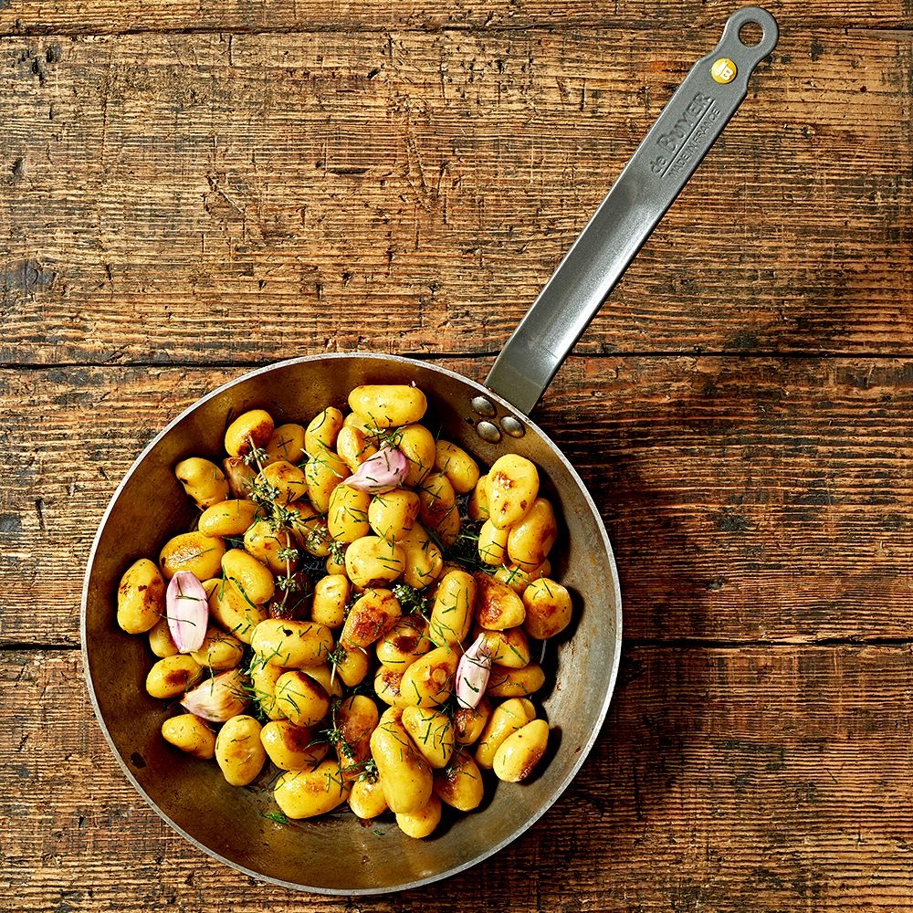 de Buyer - Country pan 24 cm + Frypan 28 cm + Turner + stoving oil de Buyer - Country pan 24 cm + Frypan 28 cm + Turner + stoving oil