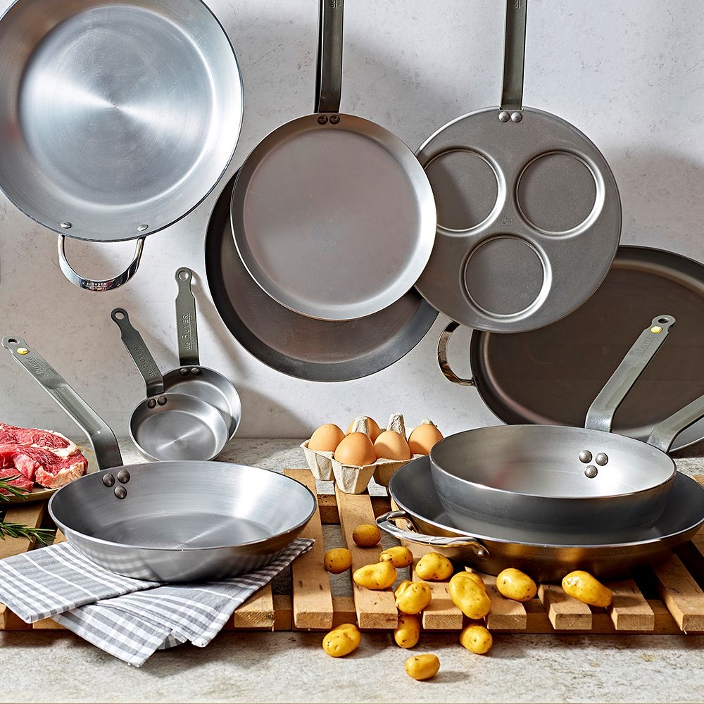 de Buyer - Country pan 24 cm + Frypan 28 cm + Turner + stoving oil de Buyer - Country pan 24 cm + Frypan 28 cm + Turner + stoving oil