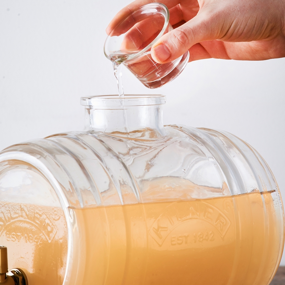 Kilner - Beverage dispenser with tap, measuring cup and wooden stand - 3.5 L Kilner - Beverage dispenser with tap, measuring cup and wooden stand - 3.5 L