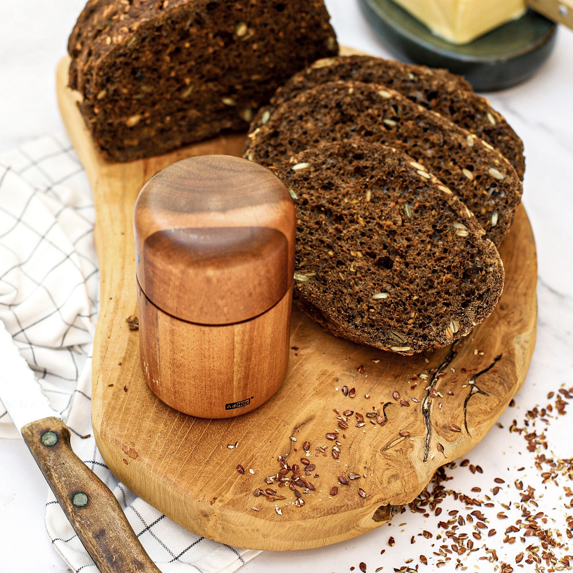 AdHoc Seedo Leinsamen- und Sesammühle auf Holzbrett