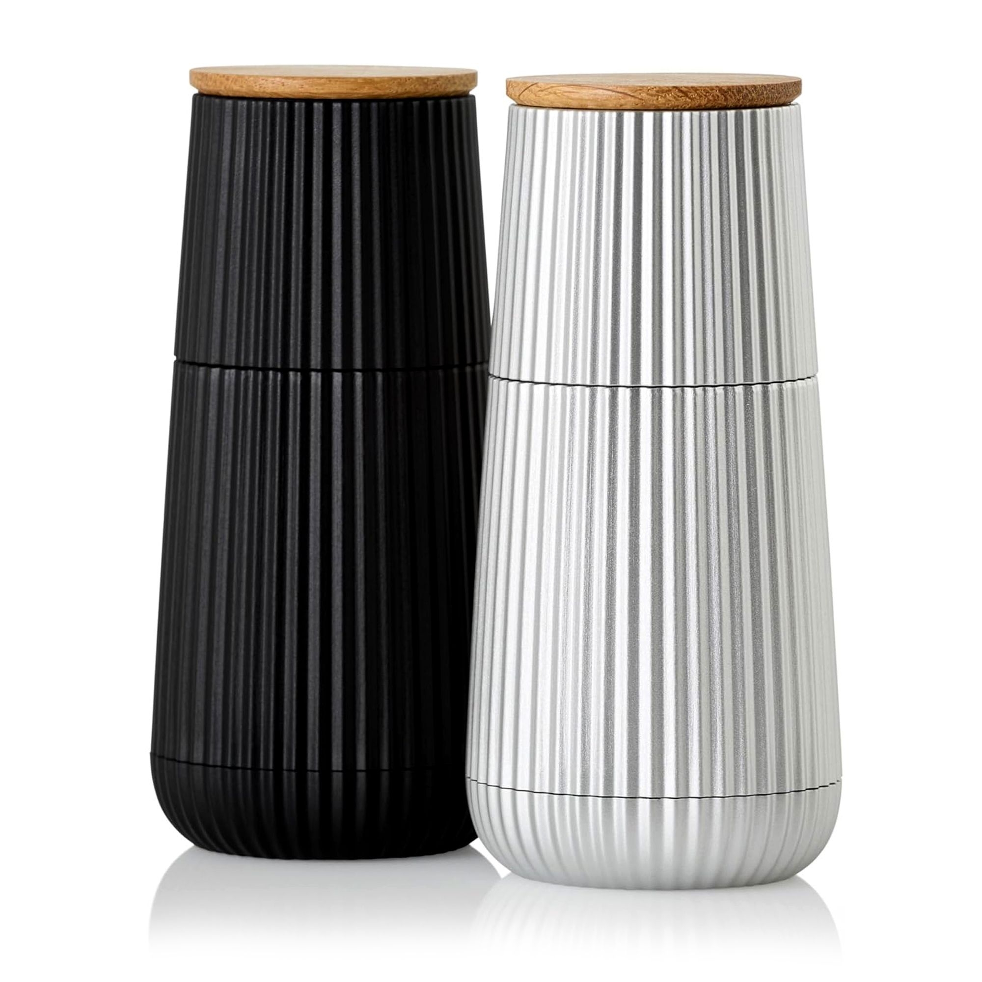 Zwei geriffelte Pfeffer- und Salzmühlen mit Holzdeckel