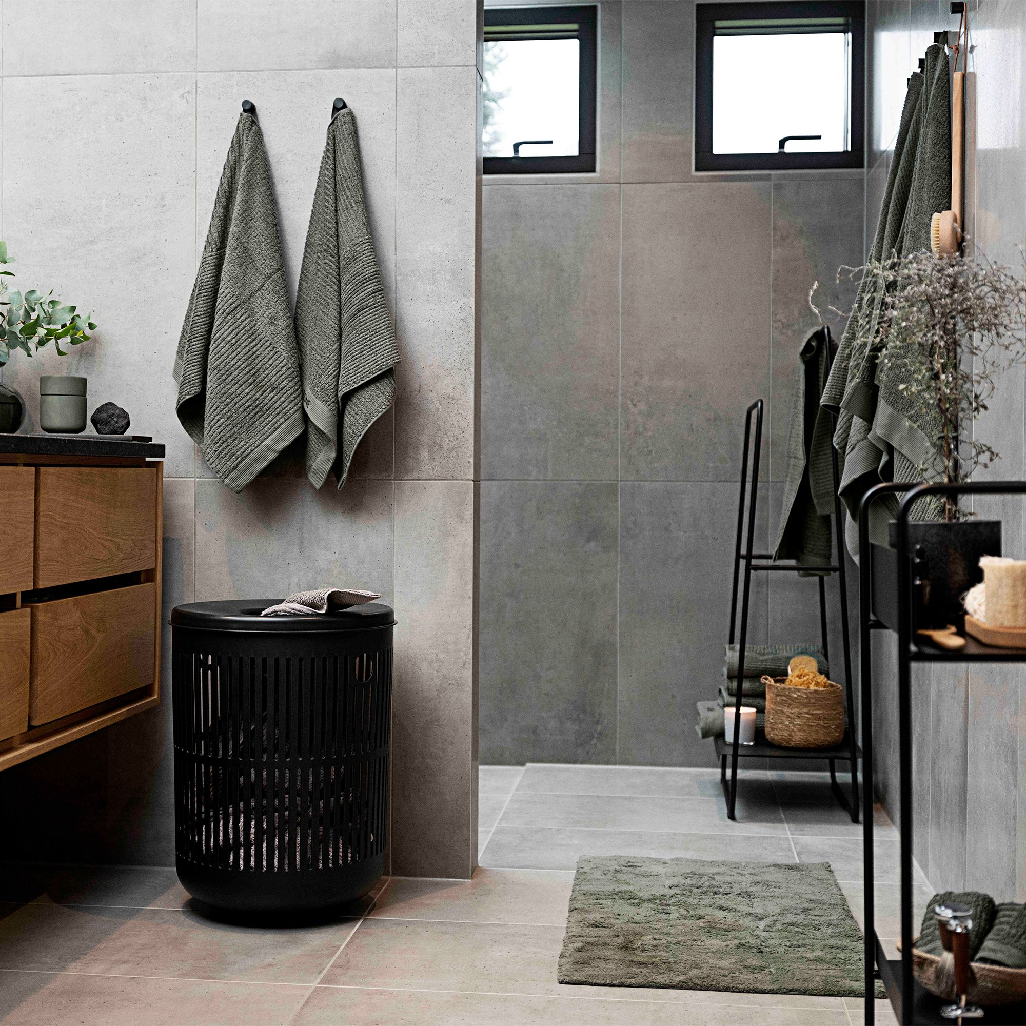 Modern eingerichtetes Badezimmer mit Wäschekorb