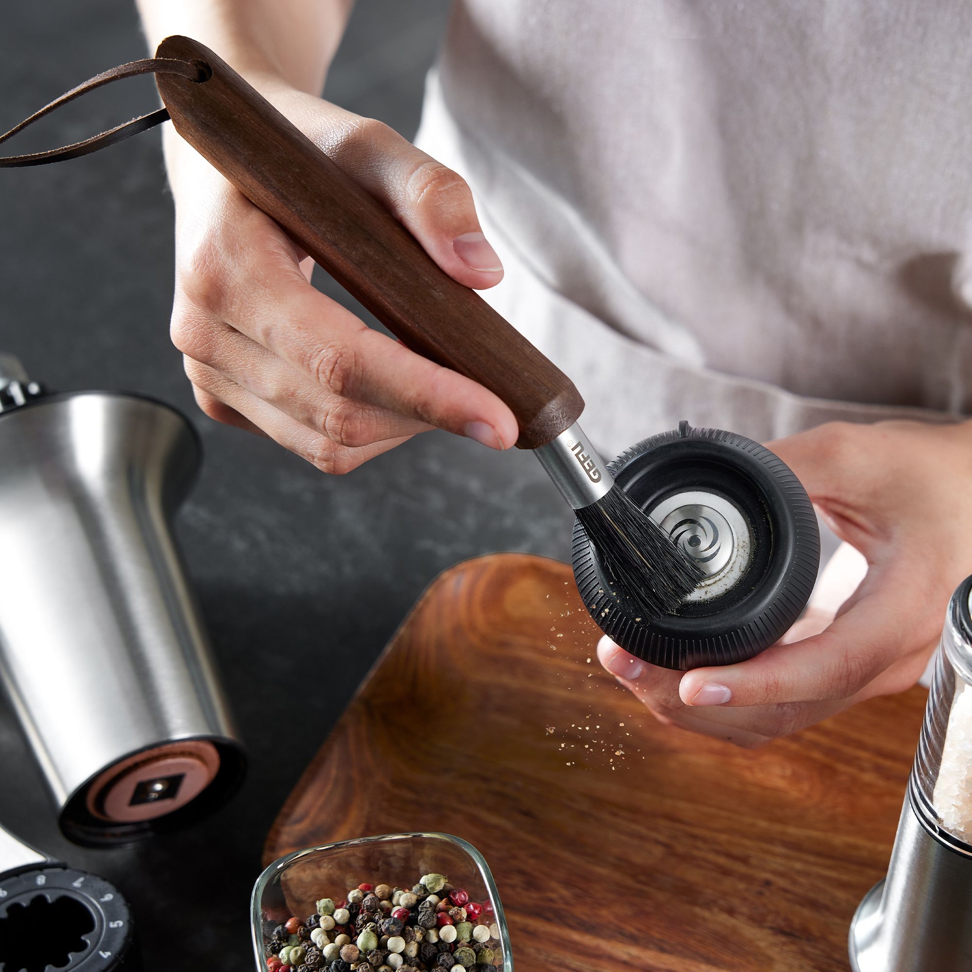 Pfeffermühle mit Bürste reinigen