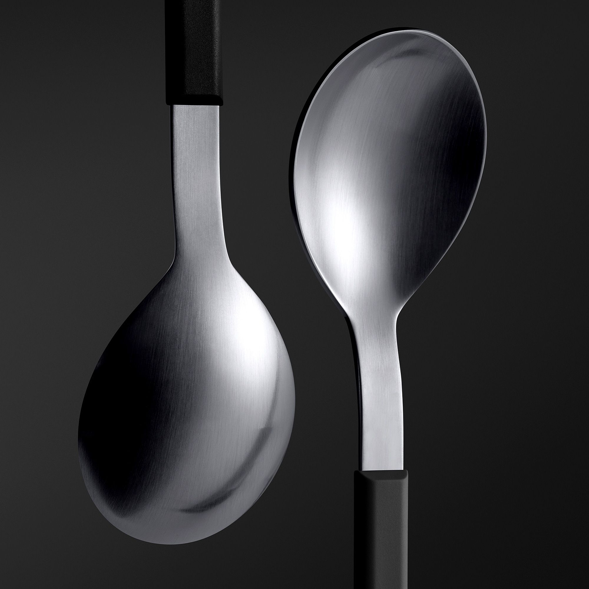 Zwei moderne Edelstahl-Löffel mit schwarzem Griff