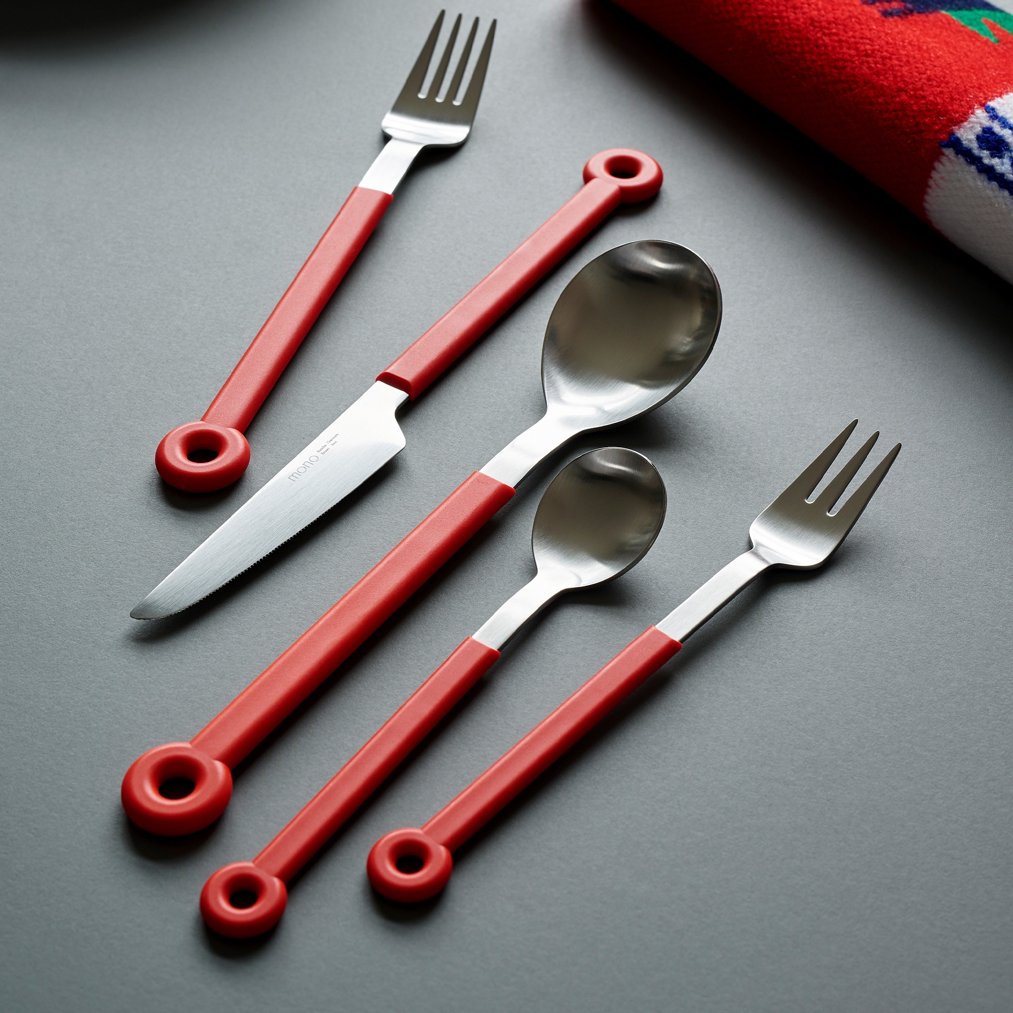 Modernes Besteck-Set mit roten Kunststoffgriffen