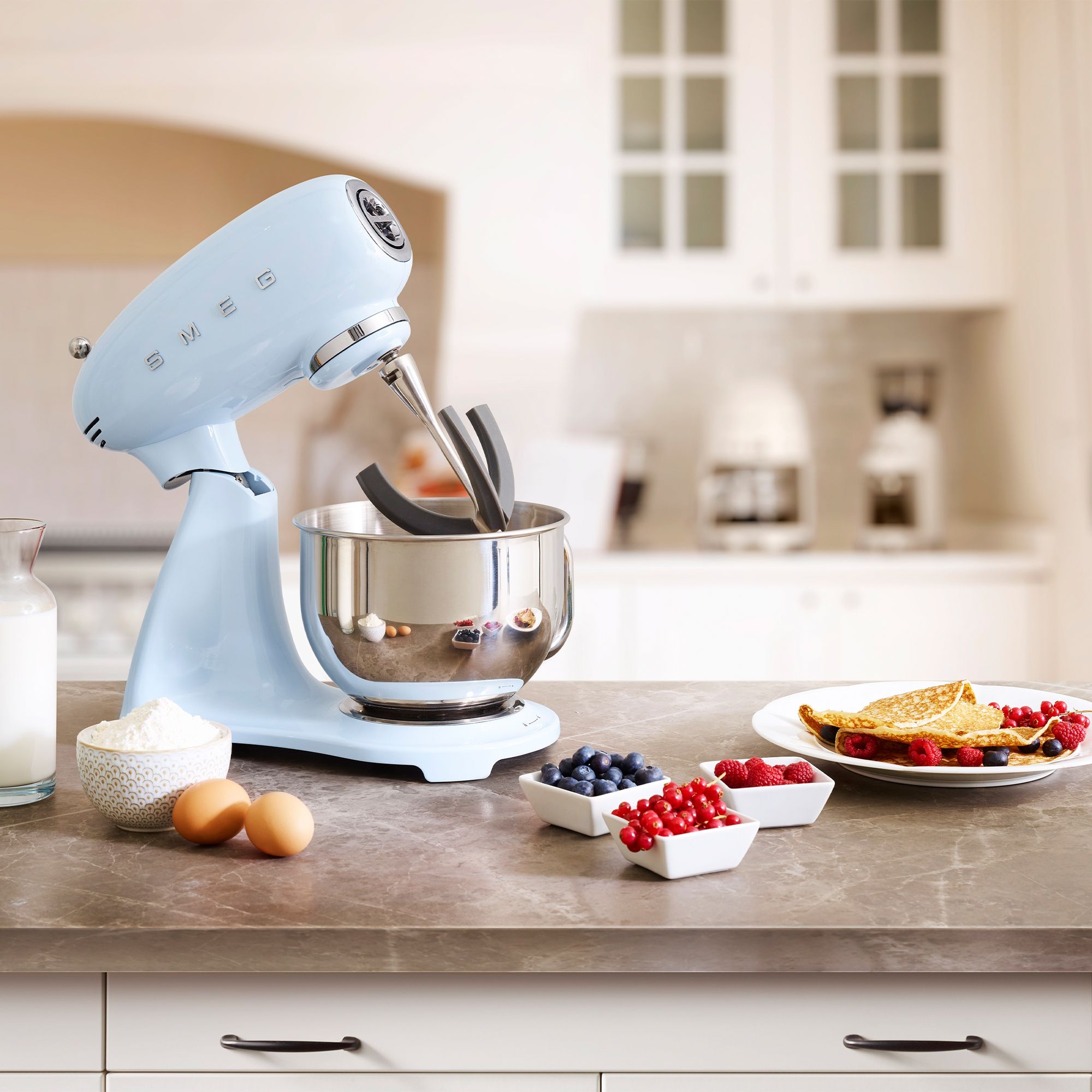 Smeg - Küchenmaschine SMF03 - Full-Color - Pastellblau Smeg - Küchenmaschine SMF03 - Full-Color - Pastellblau