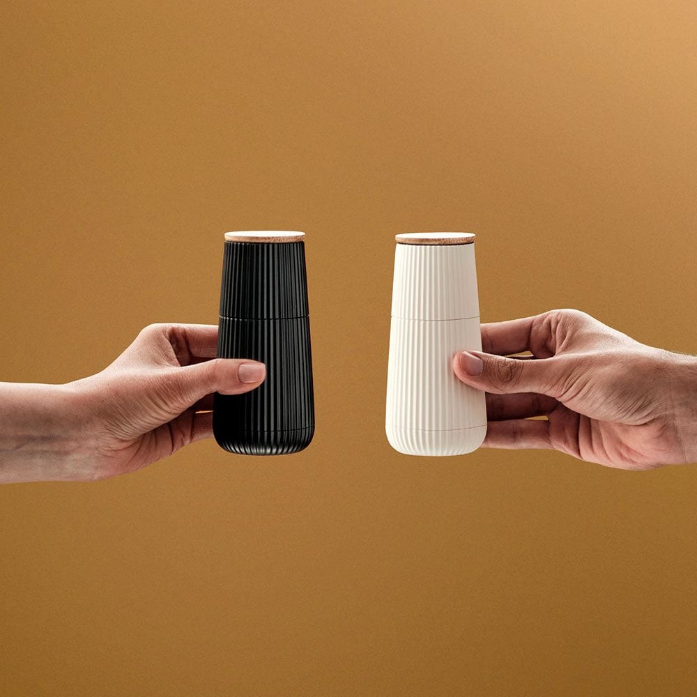 Zwei moderne Gewürzmühlen in Schwarz und Weiß