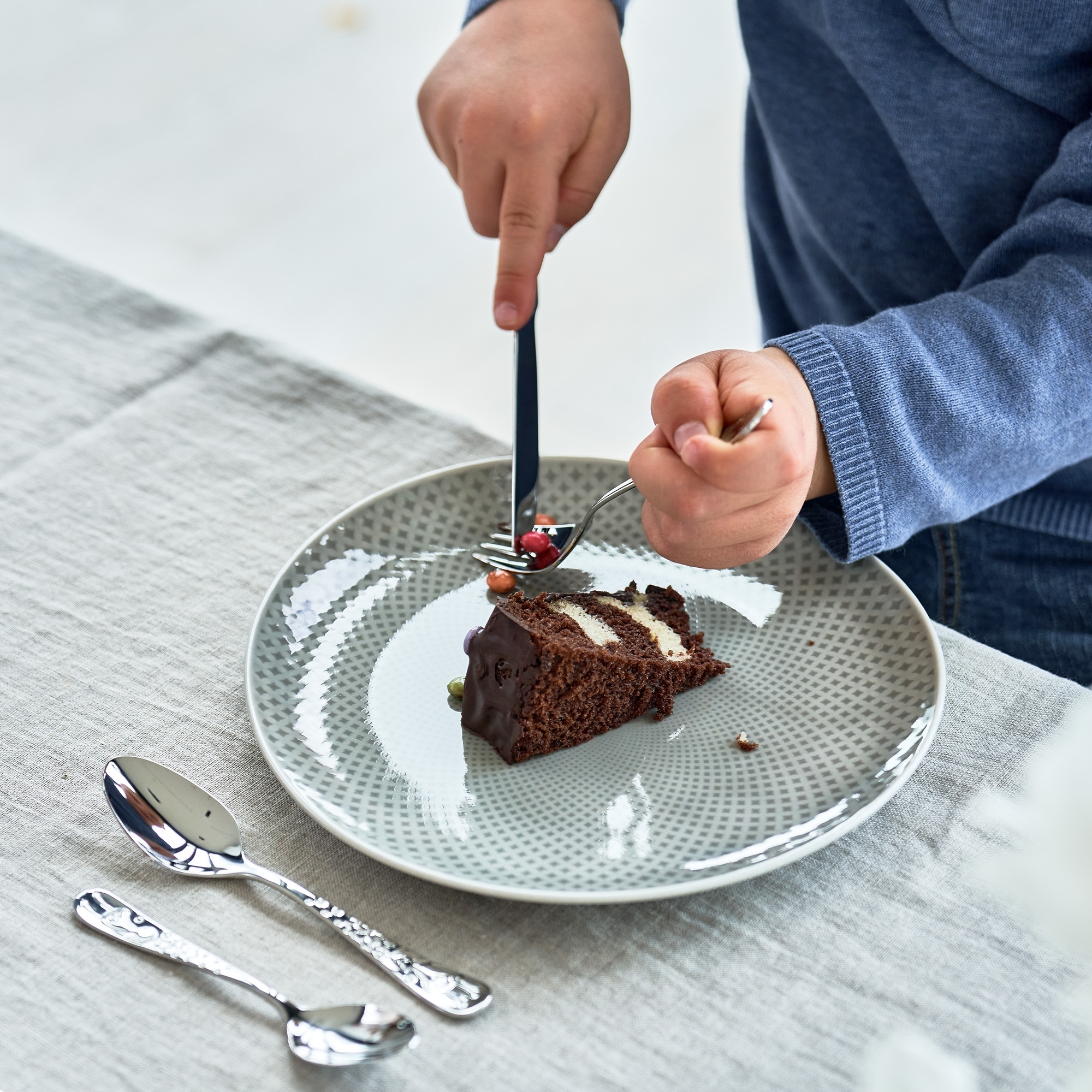 Child eating cake with ZWILLING Grimm’s Fairy Tales cutlery